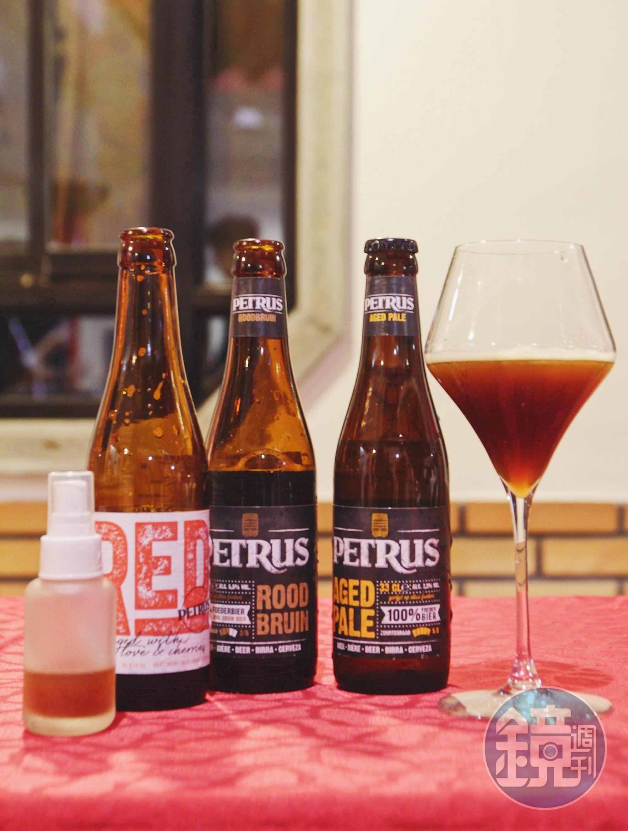 皆是酸啤酒，香氣與口感卻各有千秋。（左起）桶陳酸紅啤酒、桶陳酸棕啤酒與桶陳酸金啤酒。（右）「可可調啤」的巧克力味濃厚撲鼻，與酸啤酒結合為黑森林調啤。