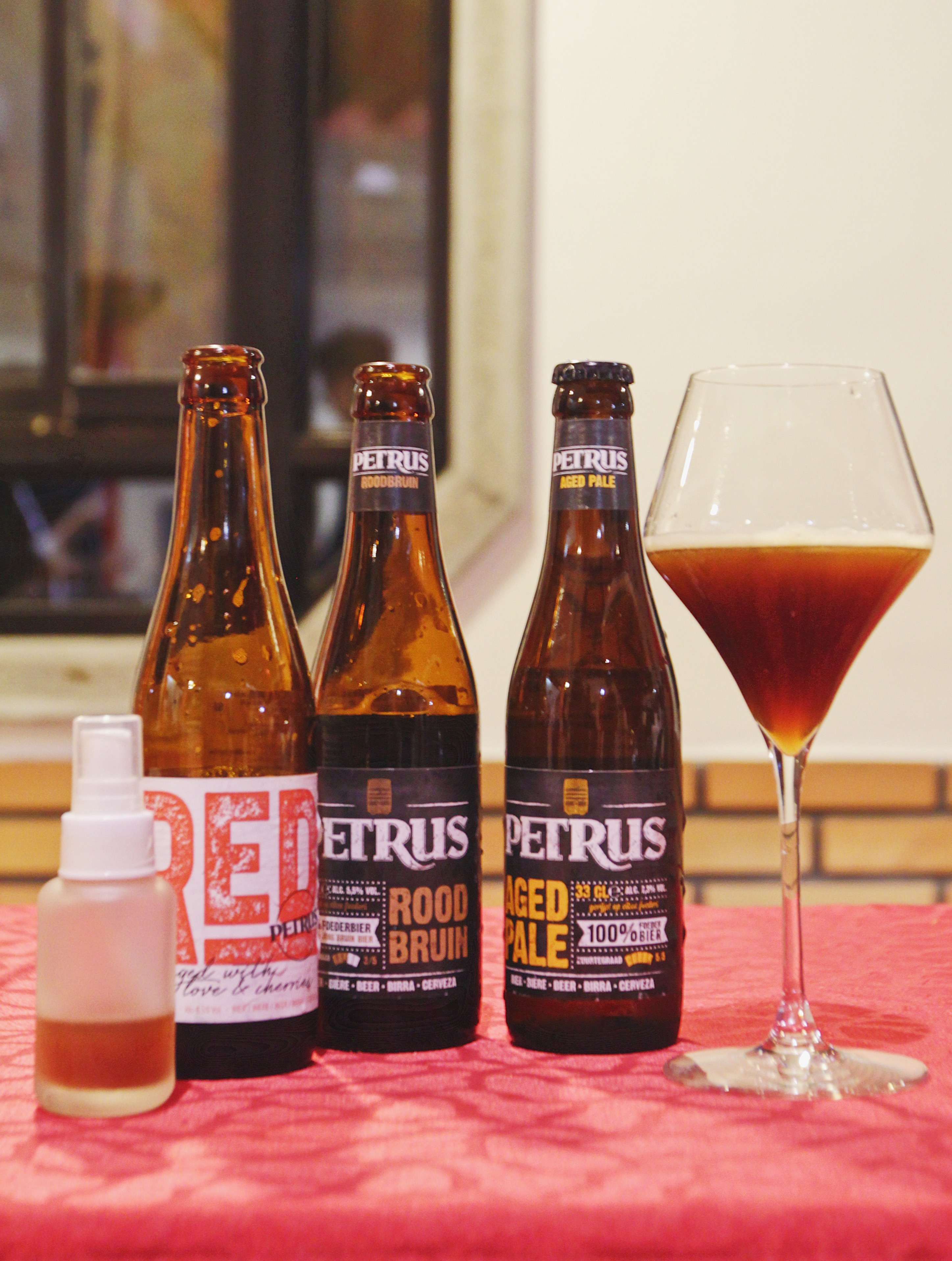 皆是酸啤酒，香氣與口感卻各有千秋。（左起）桶陳酸紅啤酒、桶陳酸棕啤酒與桶陳酸金啤酒。（右）「可可調啤」的巧克力味濃厚撲鼻，與酸啤酒結合為黑森林調啤。