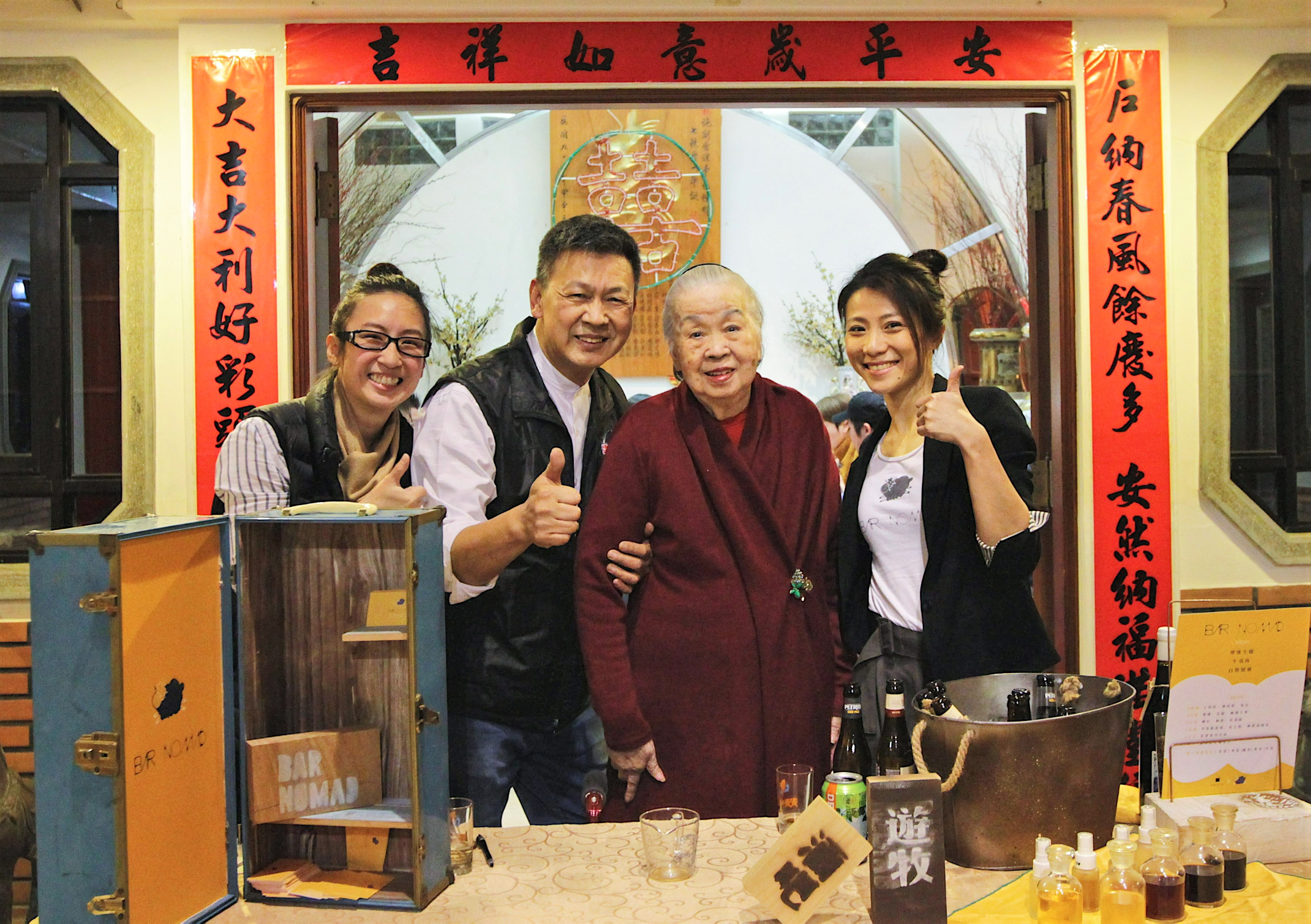 （右起）「遊牧酒吧主理人」周郁華、主廚施建發（阿發師）、阿發師的母親與女兒施捷宜。