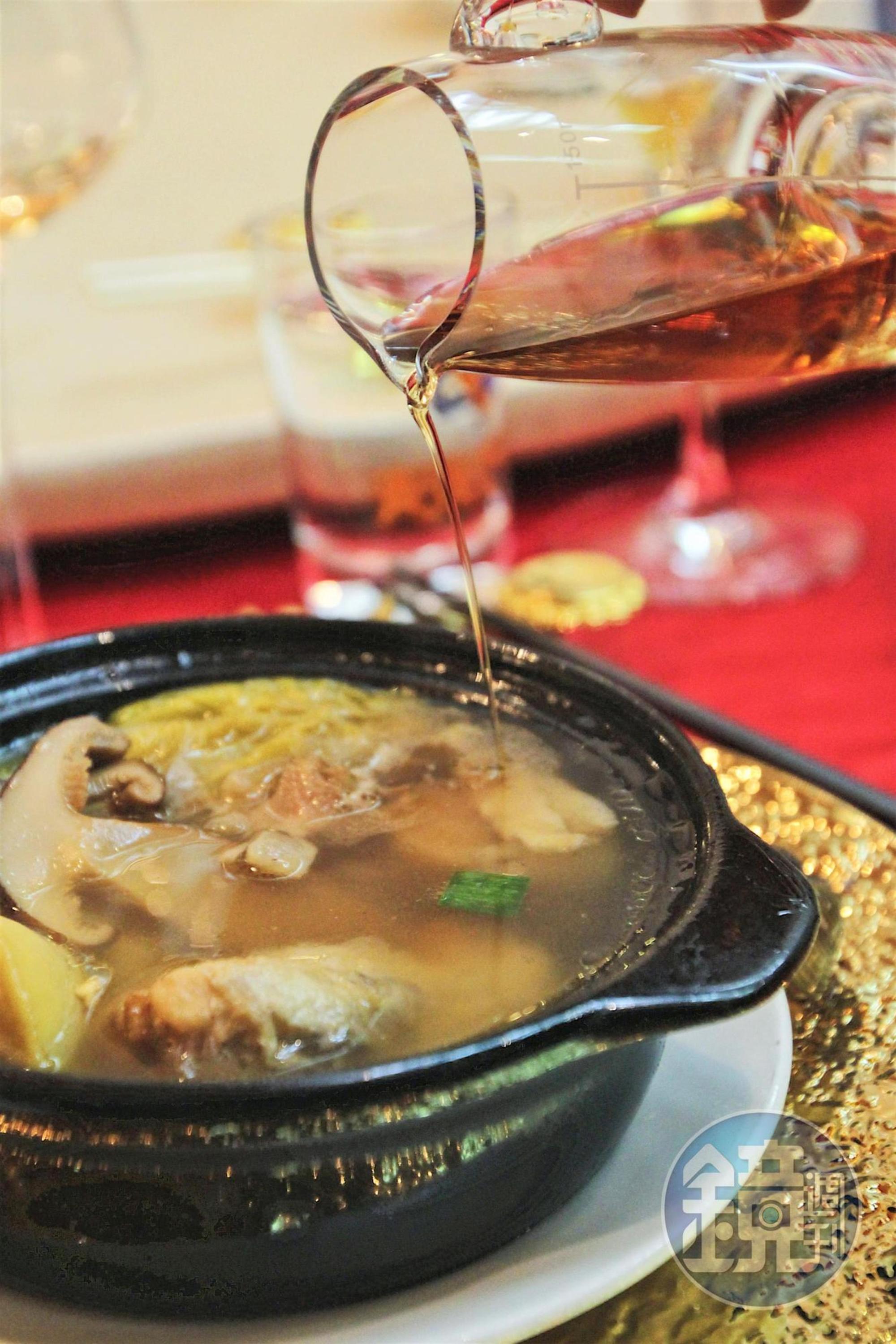 不同於傳統的濃濁，阿發師的「十全佛跳牆」湯頭澄清，加入精釀紅酸脾直接晉升佛跳牆2.0。