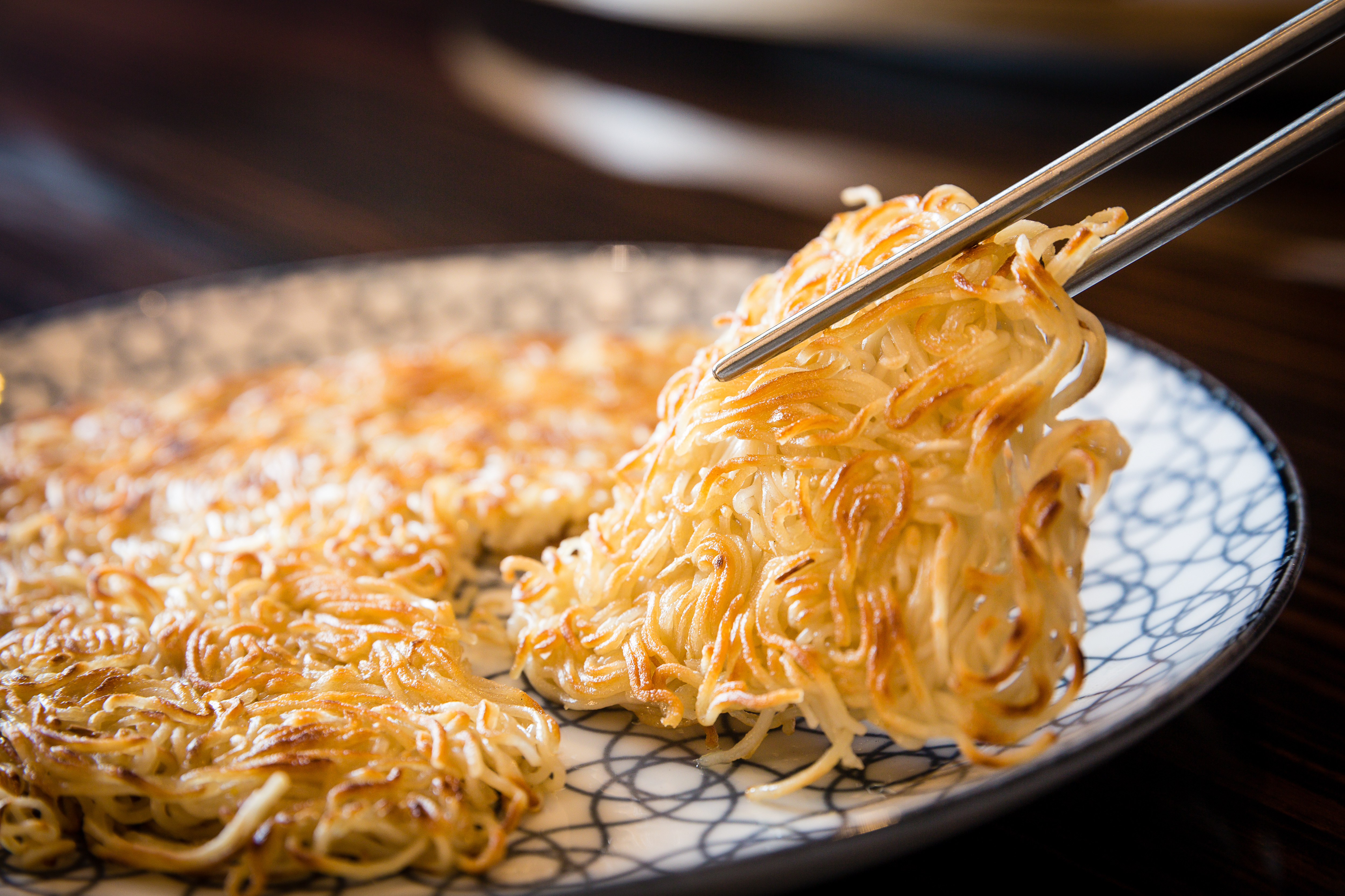 新菜「苦茶油麵線」採用兩面黃的作法,煎到酥脆,是姚成璋的乾媽為了幫他養胃,吩咐家廚做的菜色。(280元/份)