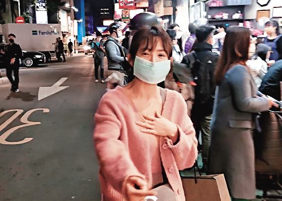 邊走邊親切聊天，瑤瑤透露去找妹妹然後帶狗看病。