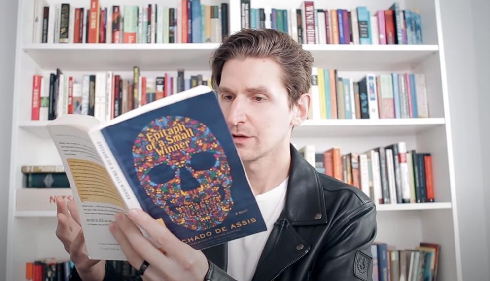Youtuber Clifford Sargent推薦的作品非常廣泛,除了介紹書之外也會分享自己的讀書心得。(翻攝Better than food Youtube)