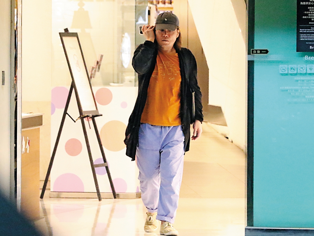 伍佰雖然穿得頗休閒，不過走起路來仍然很有風。