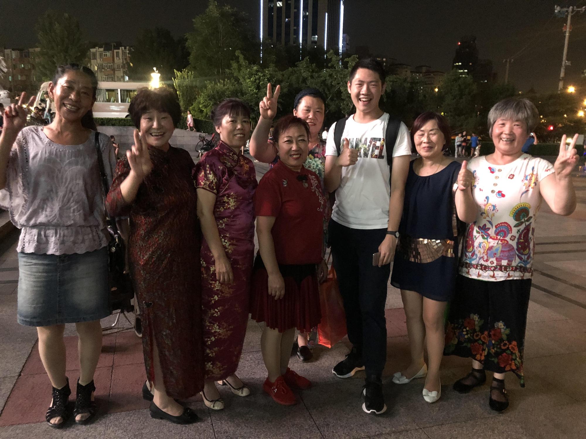 好好聽FM播客大賽冠軍王遵銘(右3)和北京的廣場舞大媽。(王遵銘提供)