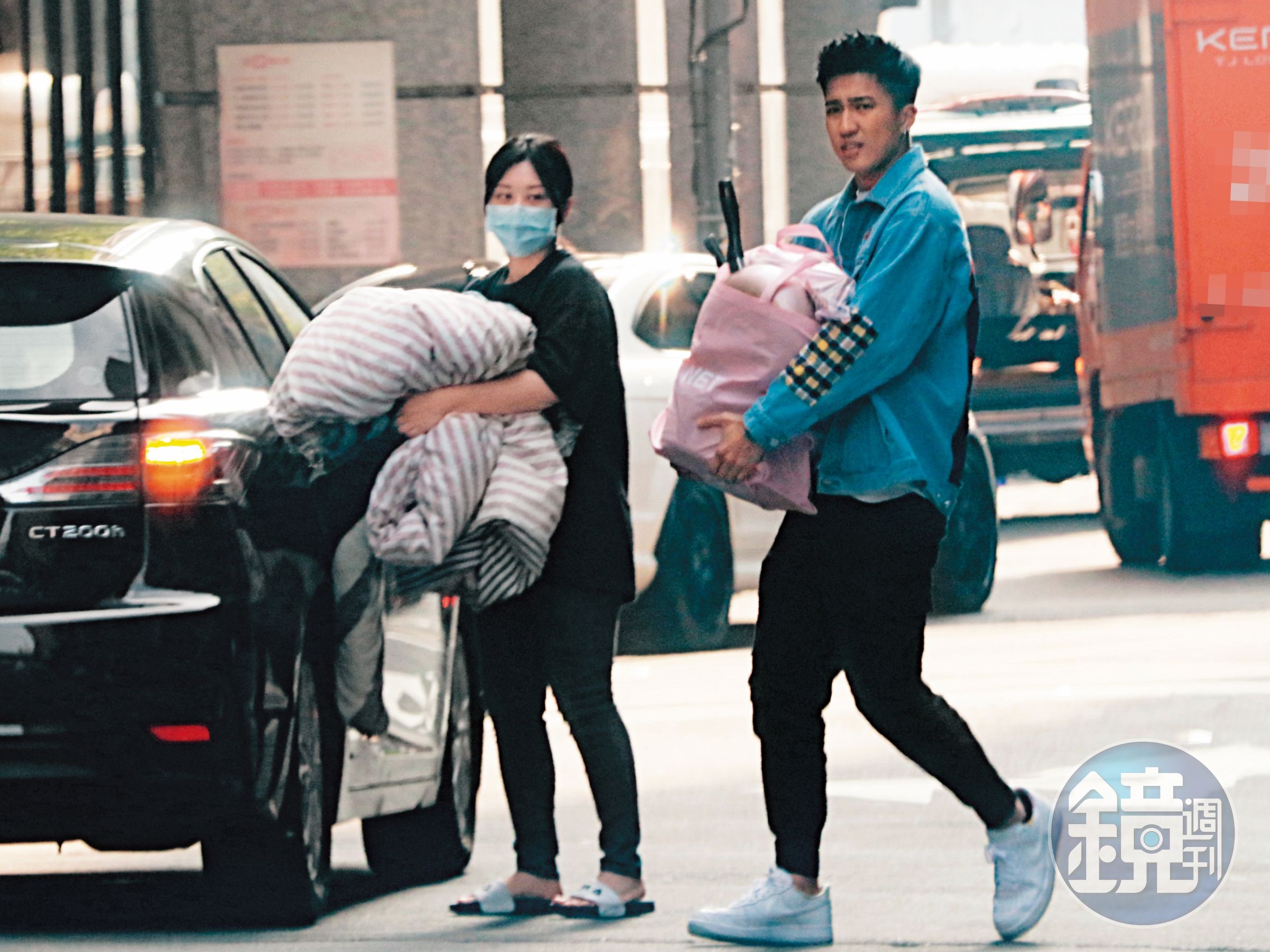 婁峻碩（右）和女友焦凡凡（左）雙雙手抱棉被和一些家用品走了出來。
