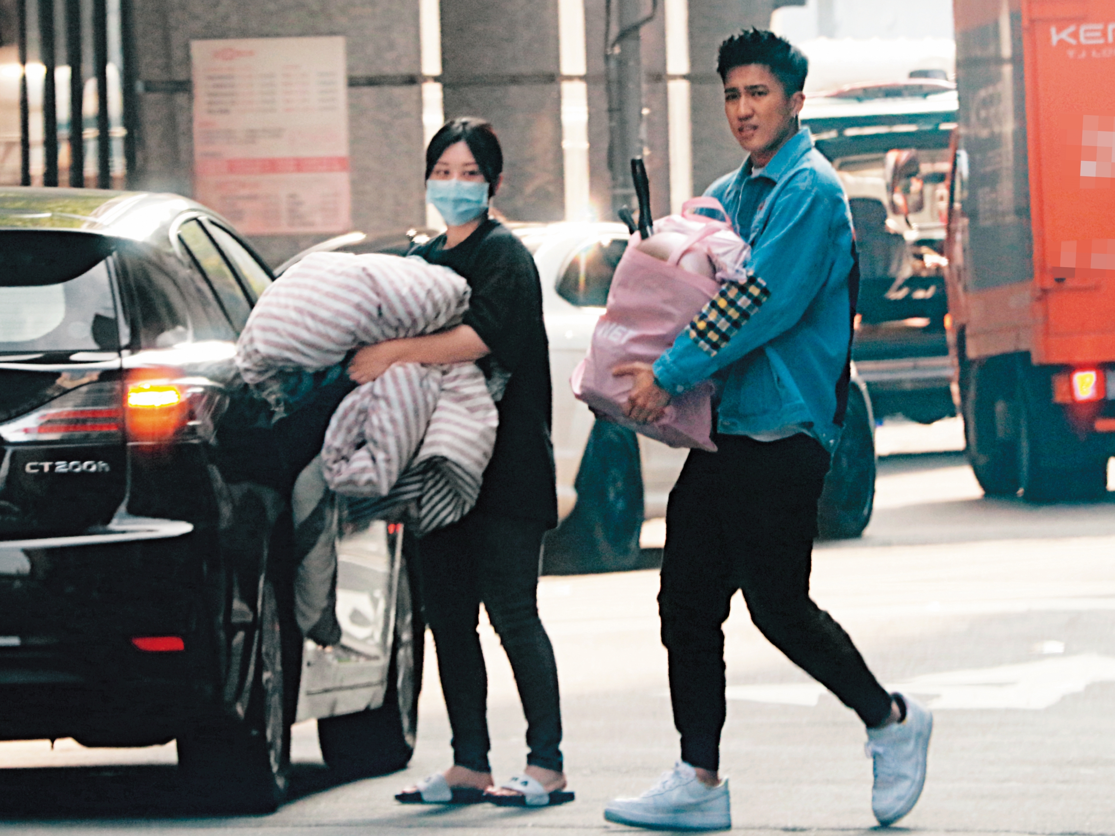 婁峻碩（右）和女友焦凡凡（左）雙雙手抱棉被和一些家用品走了出來。