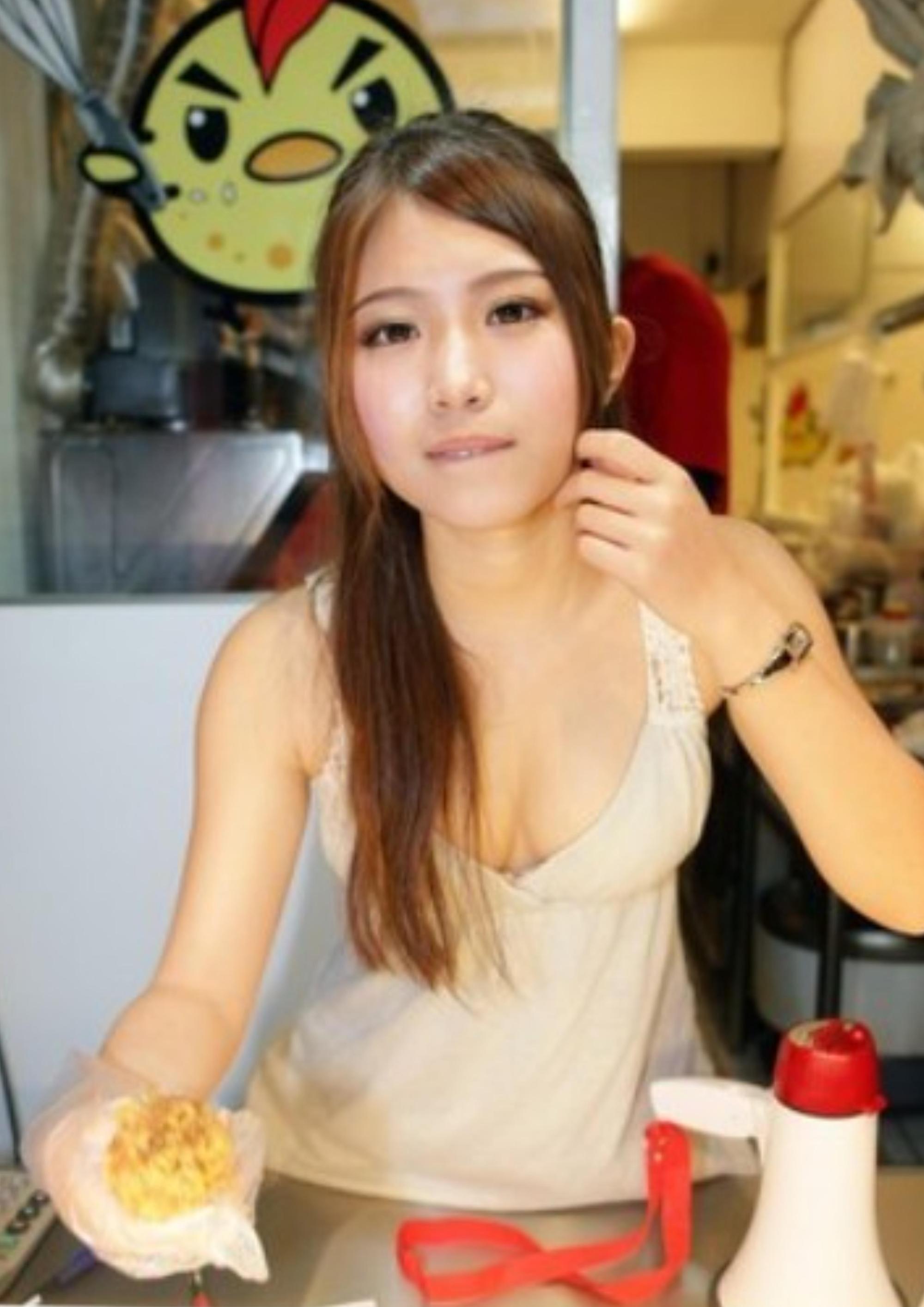 19歲的雞排妹模樣青澀，網友感嘆︰「好懷念那個時候。」（翻攝自PTT）