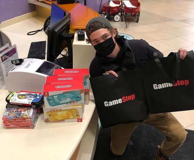 一名美國大學生把從GameStop事件賺來的錢拿去買遊戲機捐給病童。（翻攝自hkahn3 IG）