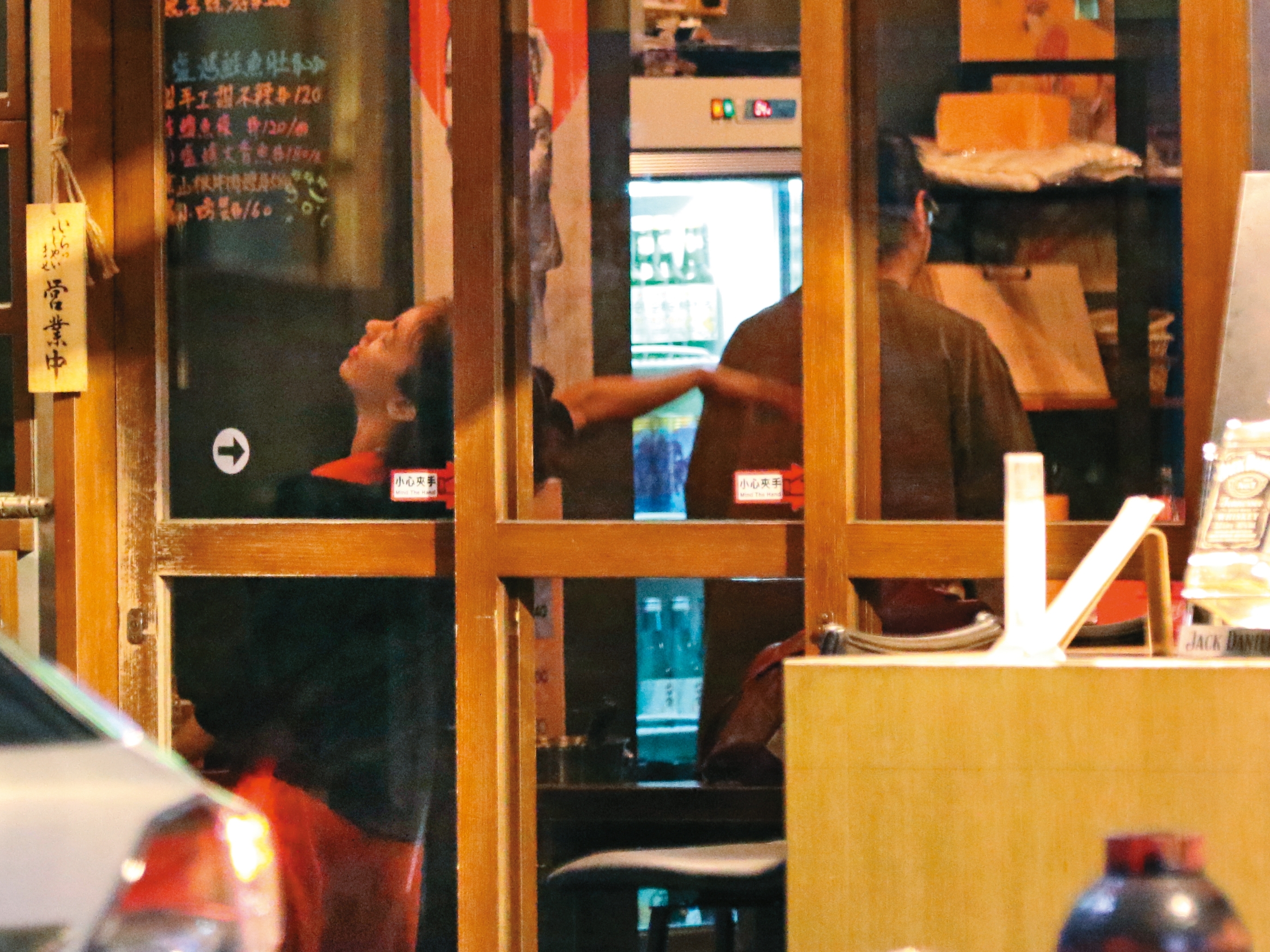 陳意涵喝到相當活潑，肢體非常忙碌，完美呈現放飛自我的意境。