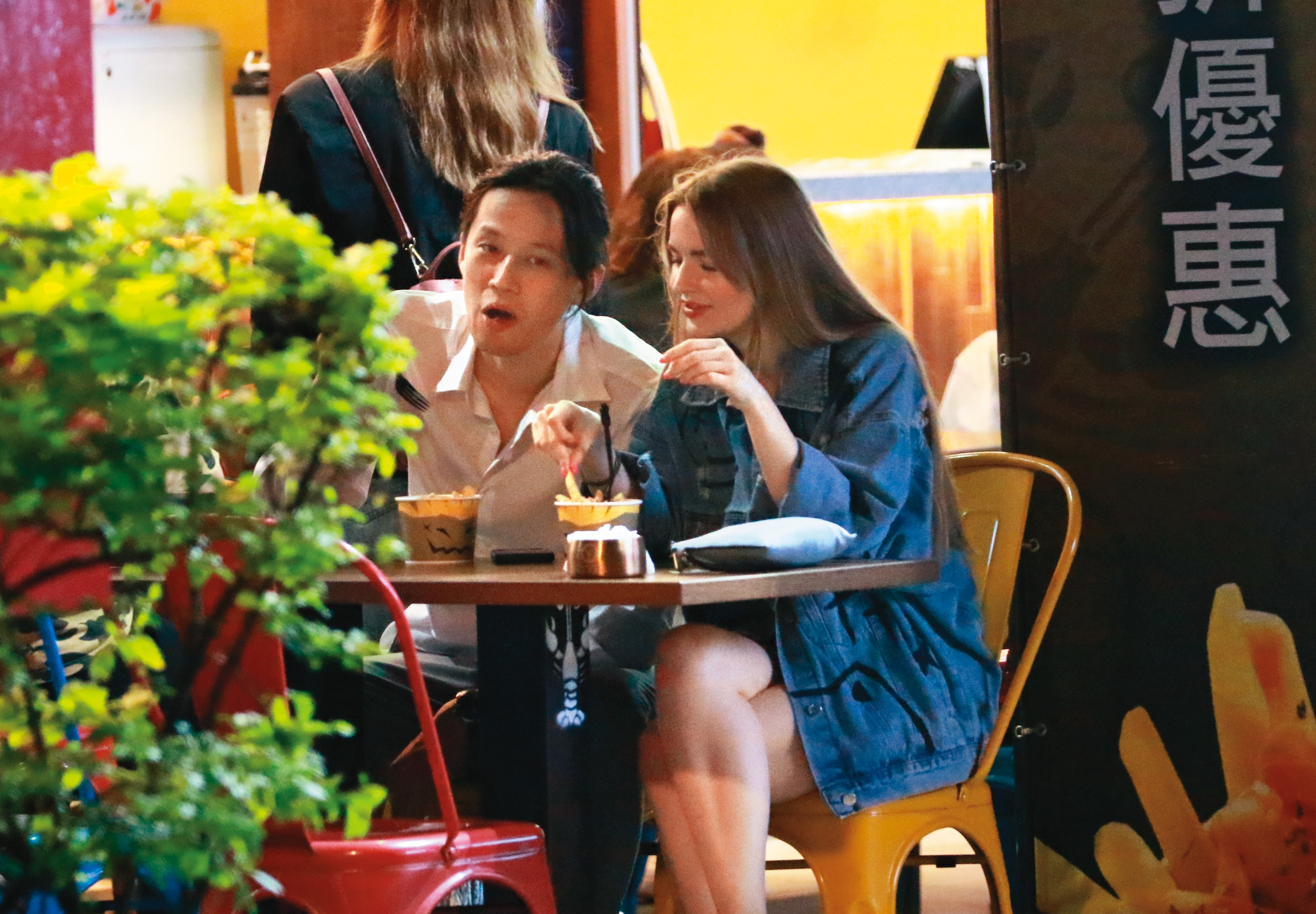 就算是綜藝大哥的兒子，徐新洋（左）也非常接地氣，跟洋女友宋蕊安（右）坐路邊吃喝。