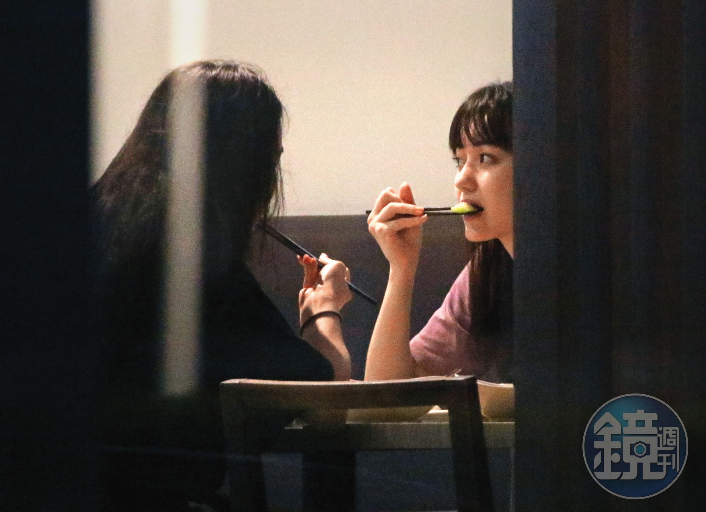 就算進食中，黑嘉嘉（右）自帶仙氣，沒有齜牙咧嘴，依舊優雅端莊。