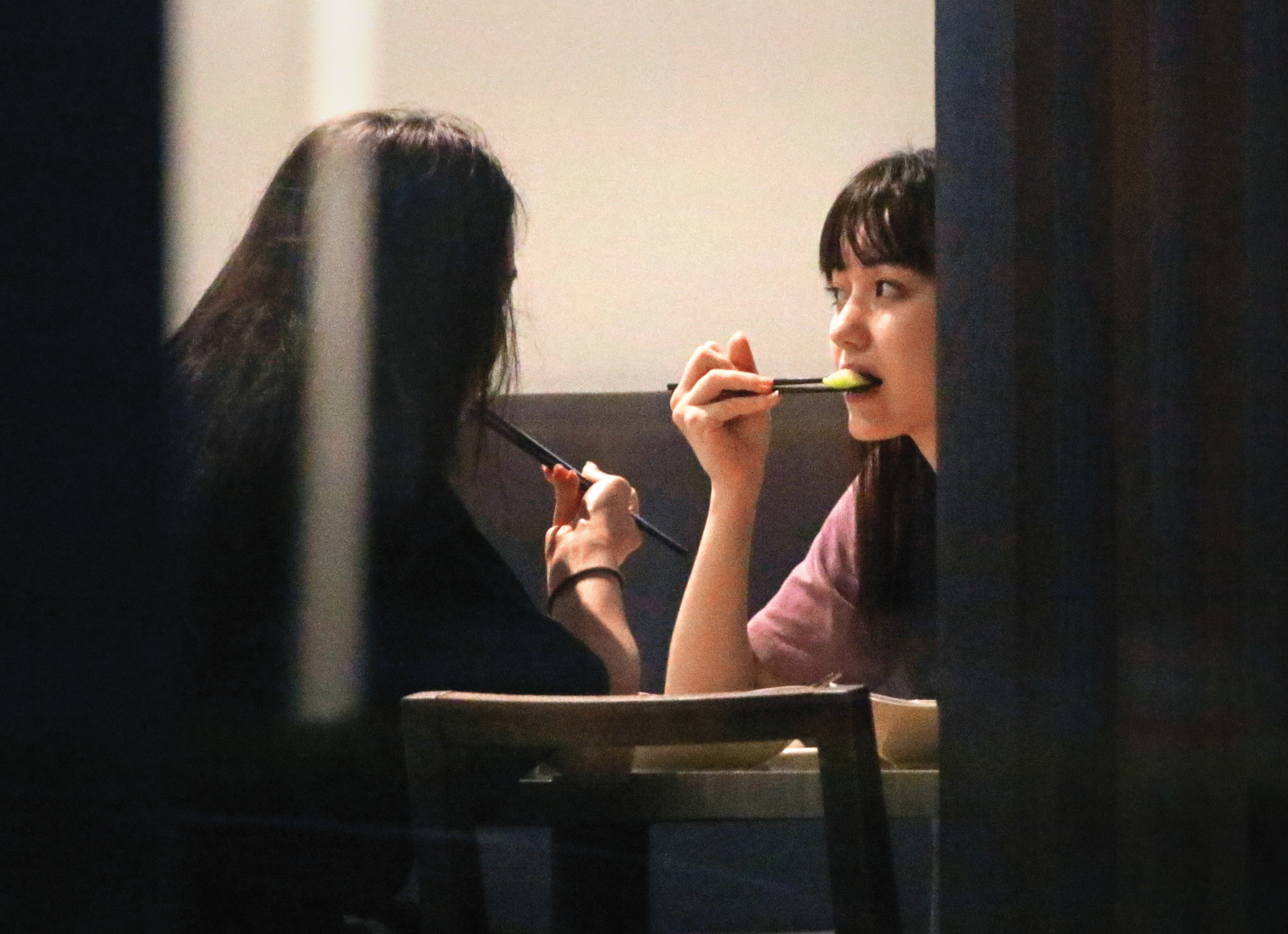 就算進食中，黑嘉嘉（右）自帶仙氣，沒有齜牙咧嘴，依舊優雅端莊。