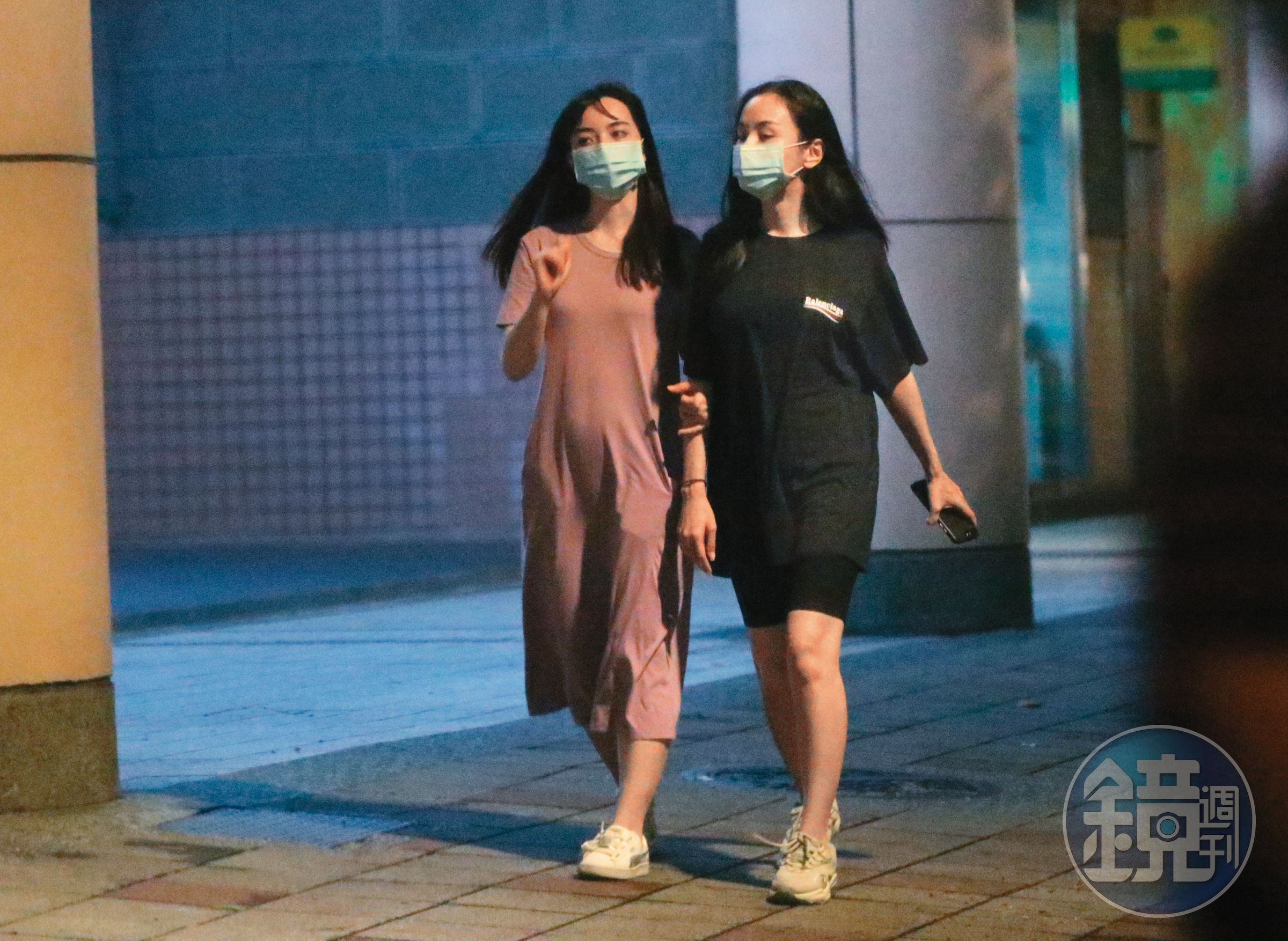 黑嘉嘉（左）與黑萱萱（右）的姐妹之情動人，只是黑嘉嘉雖然穿得一身飄逸，但髮絲不甚聽話，讓她當場增添了諧趣。