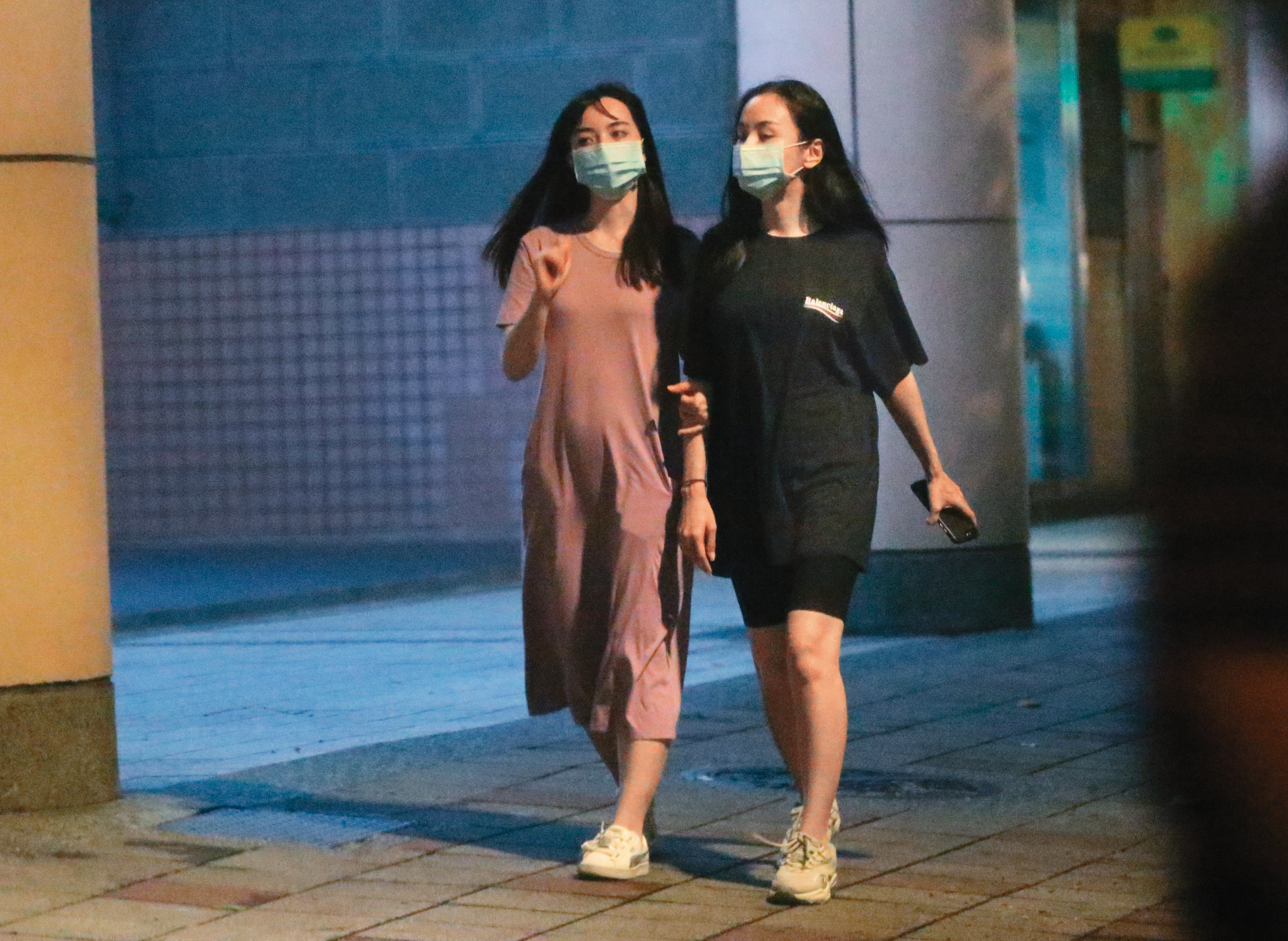 黑嘉嘉（左）與黑萱萱（右）的姐妹之情動人，只是黑嘉嘉雖然穿得一身飄逸，但髮絲不甚聽話，讓她當場增添了諧趣。