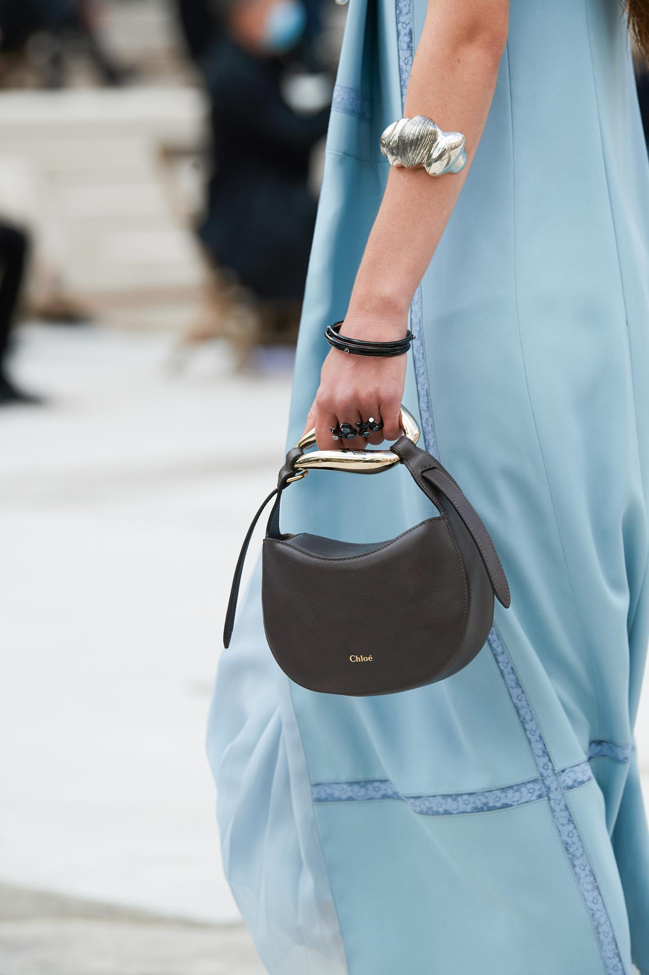 Chloé Kiss深海藍肩背提包。NT$51,600(Chloé提供)