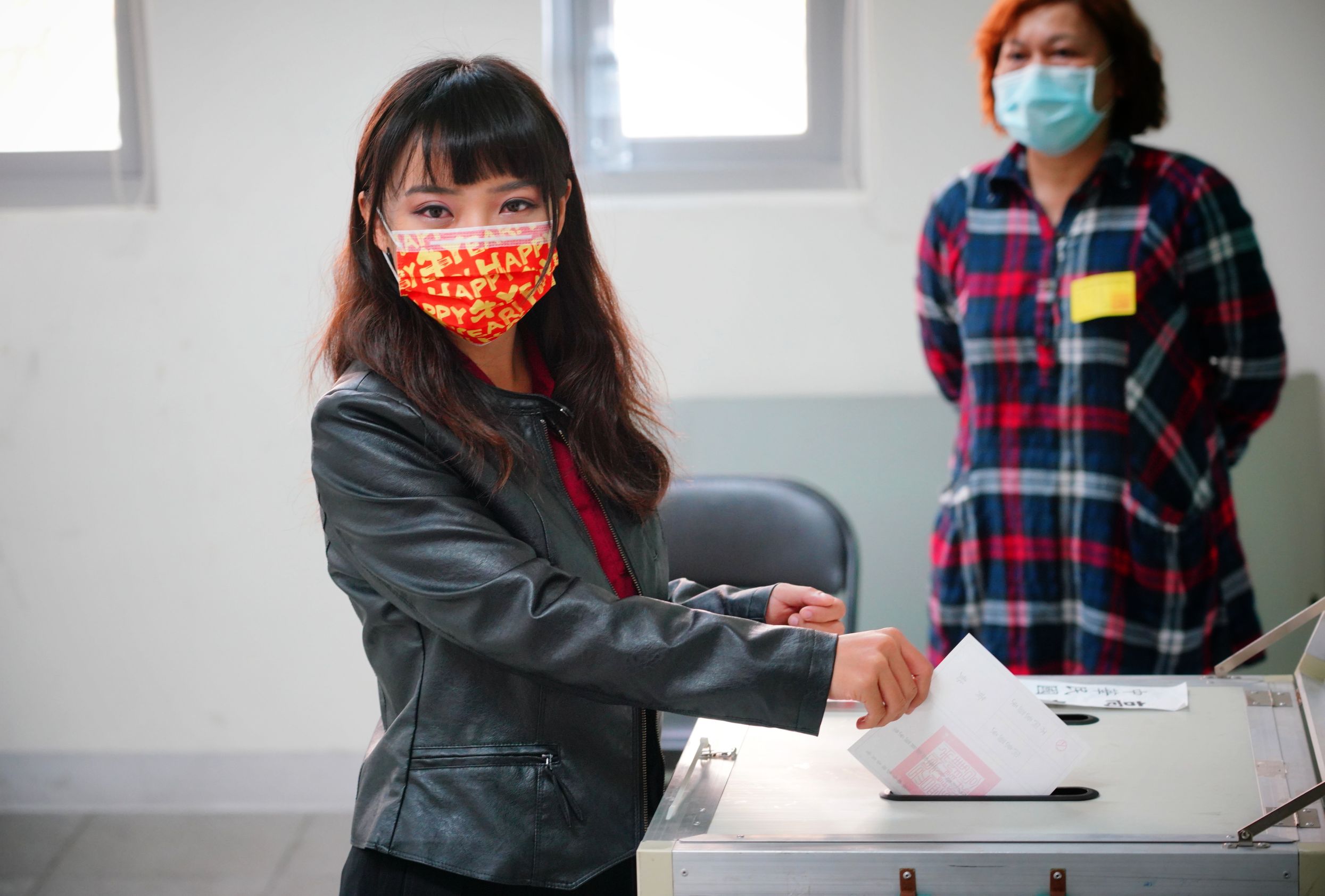 黃捷一大早現身投票所，被拍到疑似插隊，讓被插隊民眾傻眼。