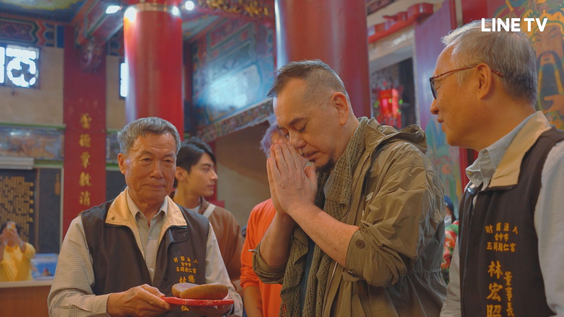 黃秋生身為基督徒，也尊重其它信仰，入境隨俗。（Line tv提供）