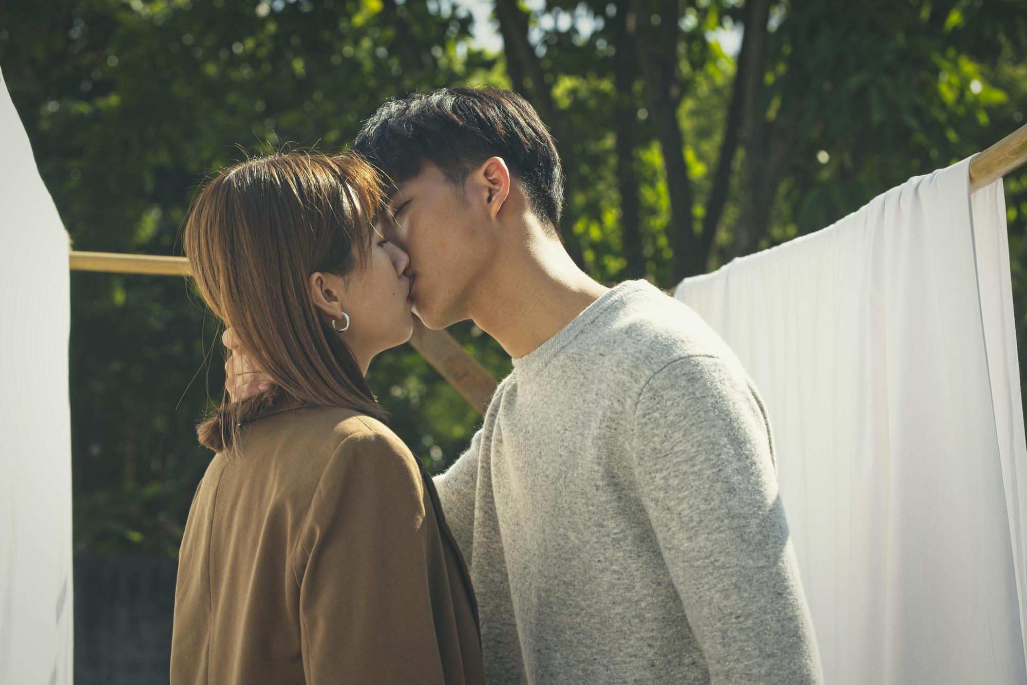 方志友拍攝吻戲，老公在旁邊盯場。（TVBS提供）