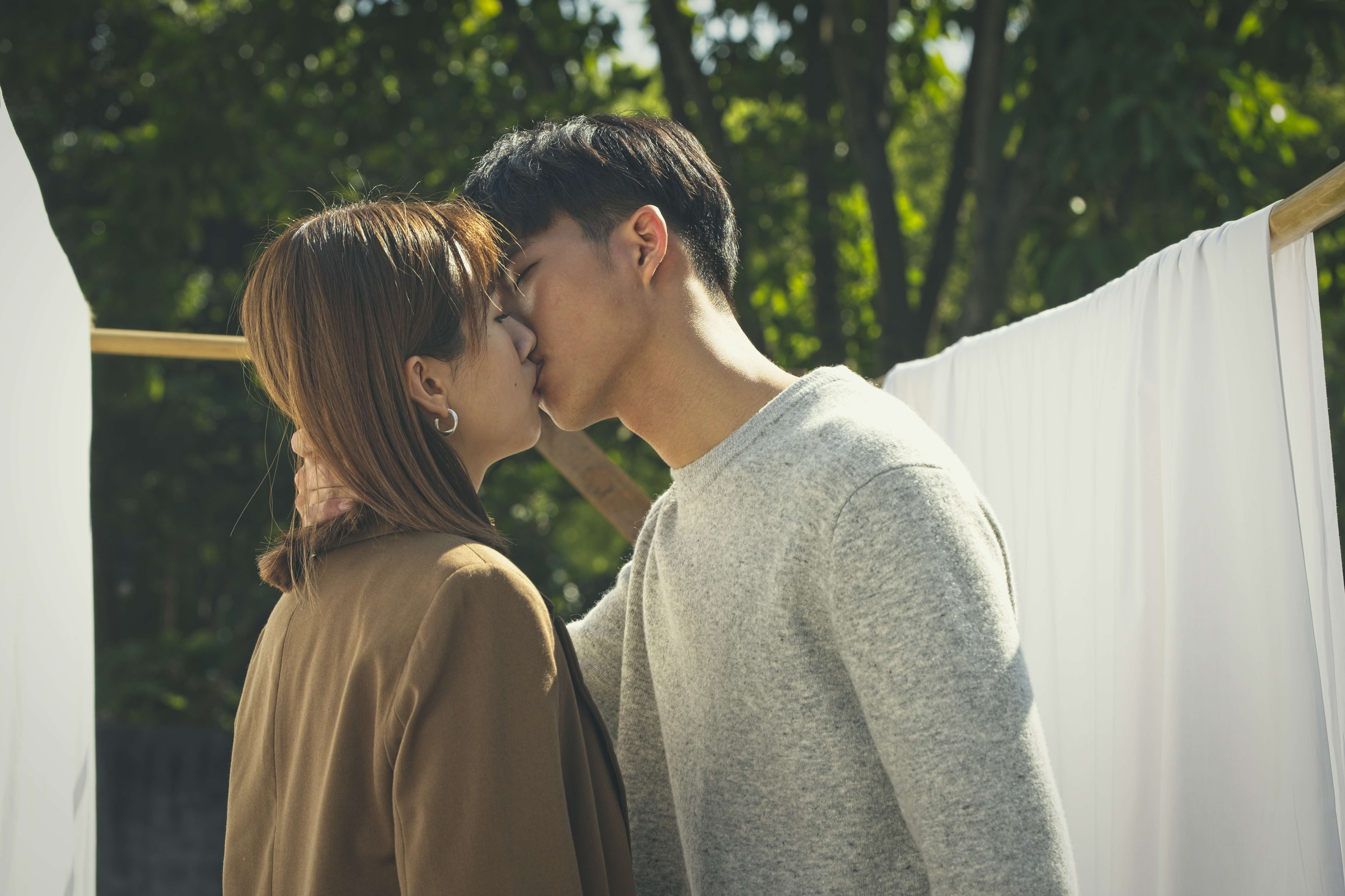 方志友拍攝吻戲，老公在旁邊盯場。（TVBS提供）