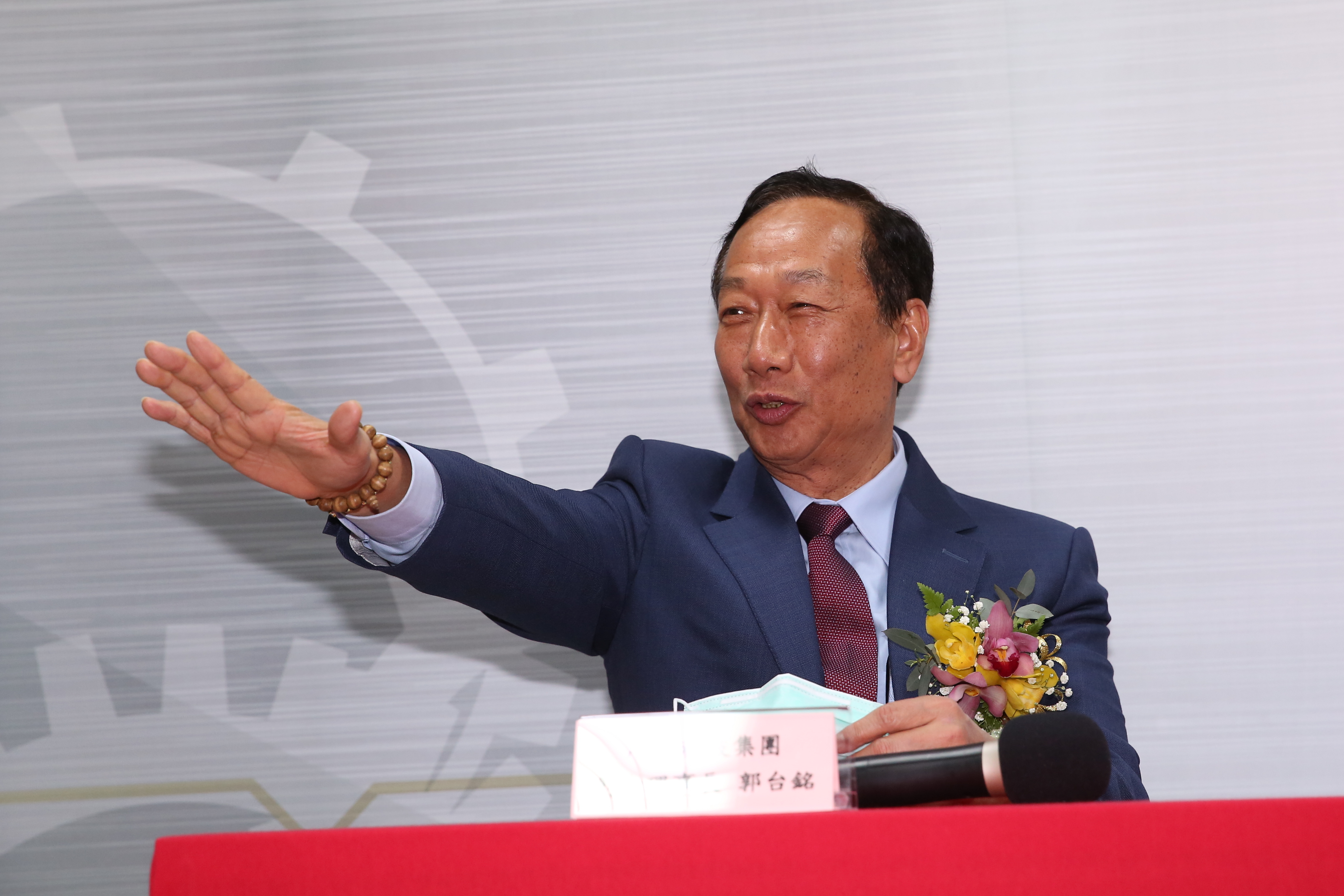 鴻海嘉年華（員工尾牙）豪華登場，郭台銘祭出5台百萬汽車外，還有20包「百萬紅包」給員工抽獎。（本刊資料照）