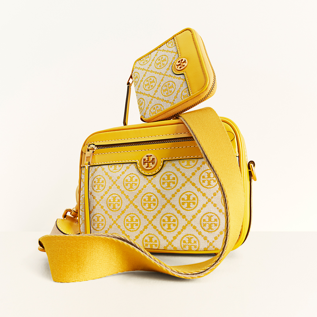 Tory Burch亮麗黃T Monogram短夾NT$8,690、相機包NT$16,900。（Tory Burch提供）