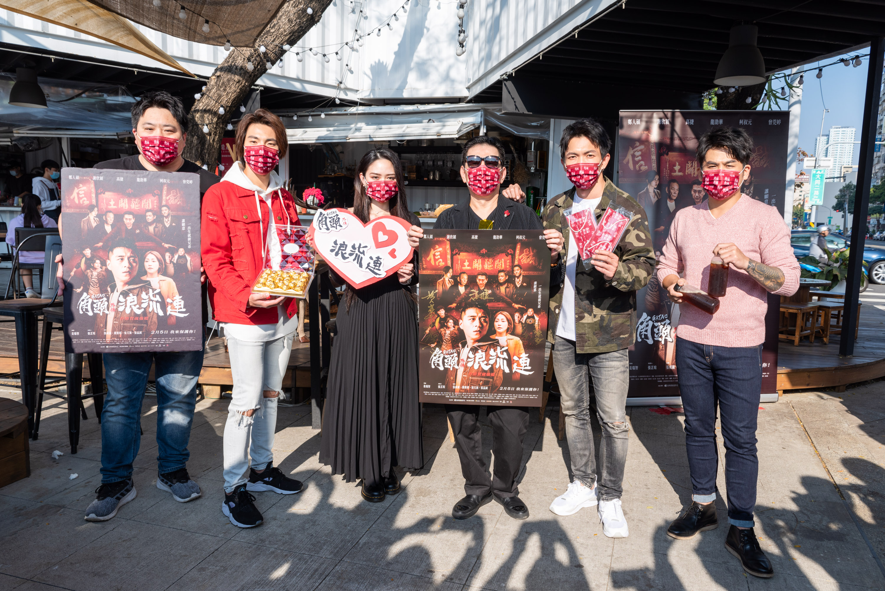 電影出品人張芷瑄率鄭人碩之外四虎及大哥高捷，一起至高雄宣傳。（齊石傳播提供）