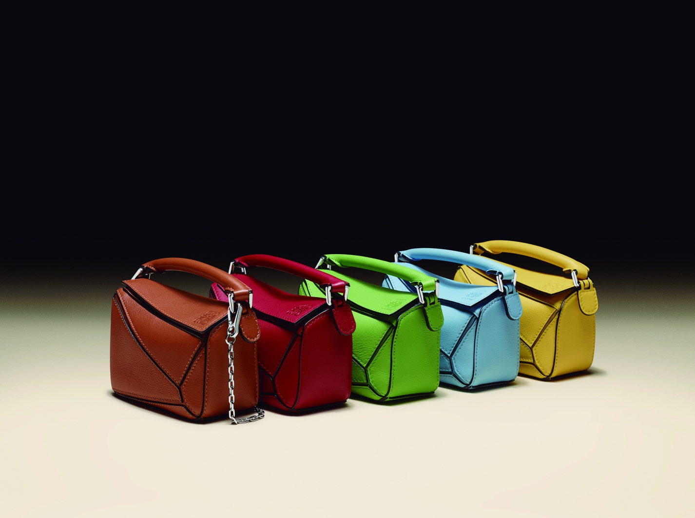 Nano Puzzle是Puzzle家族最小的新成員，也是唯一配金屬鍊帶的Puzzle包款。（LOEWE提供）