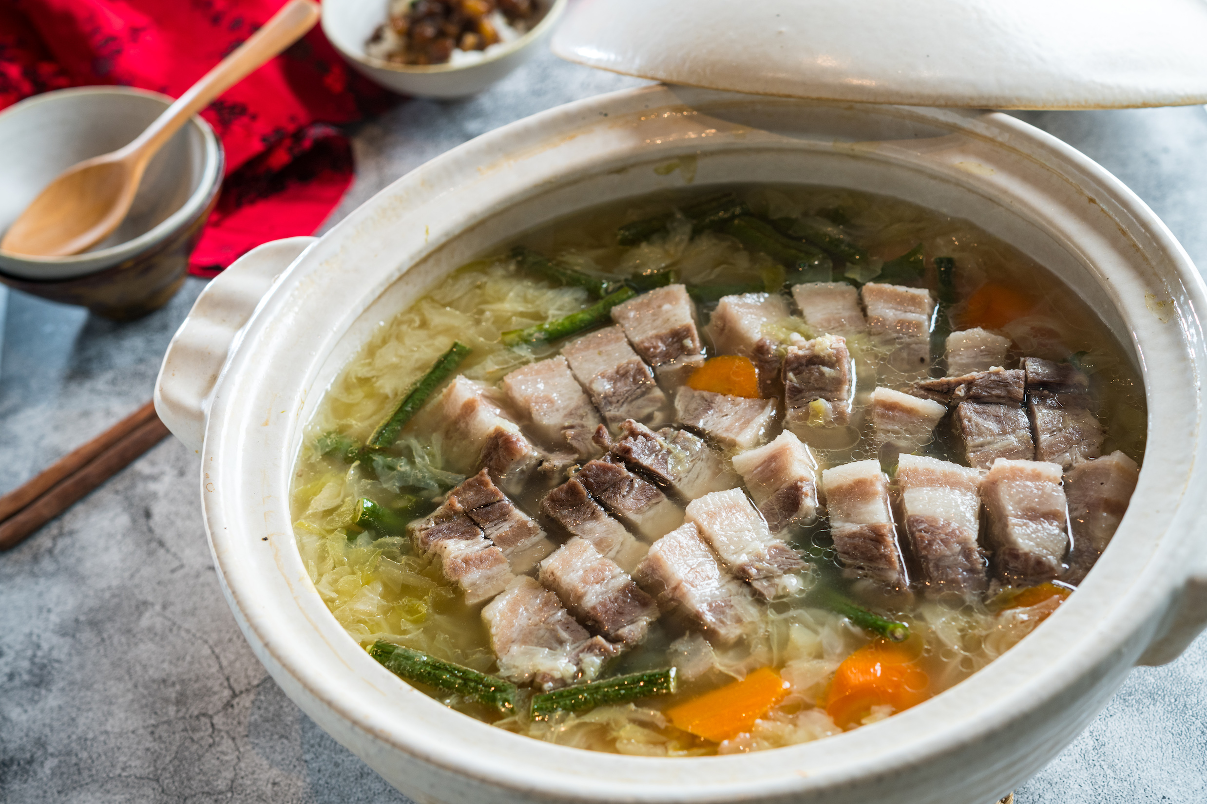 陳志煌示範的「法式土鍋燉蔬菜」食譜來自飲食作家王宣一，是年菜餐桌上的一道暖心料理。