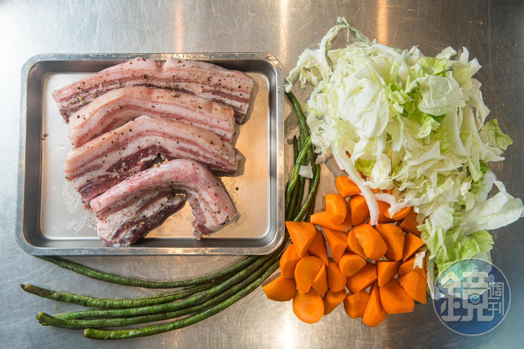 法式土鍋燉蔬菜所需食材為五花肉、大白菜、胡蘿蔔、豇豆