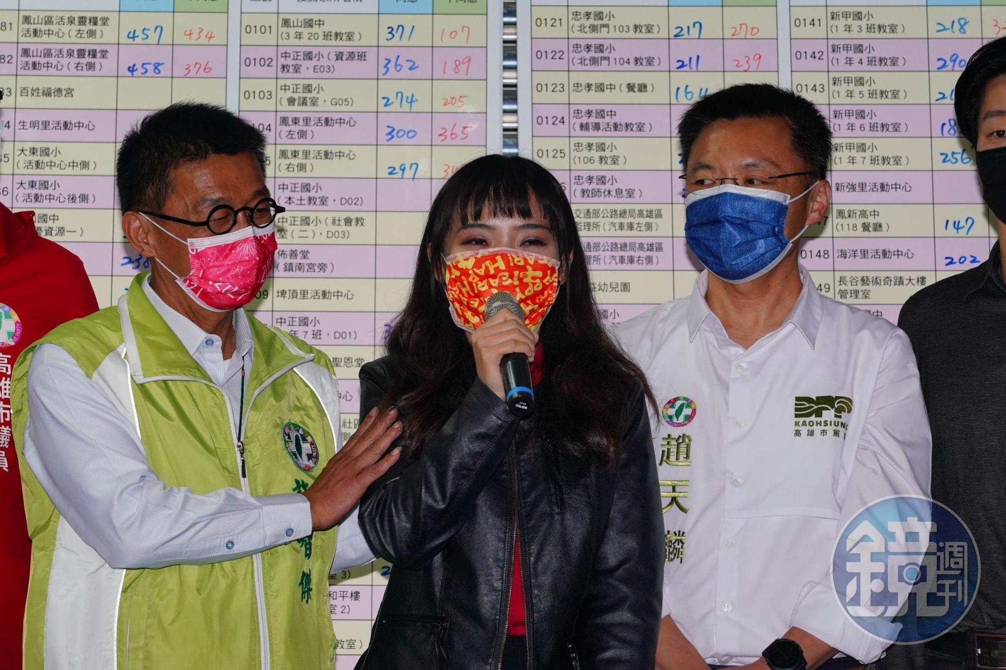 高雄市議員黃捷(中)的罷免案昨日以不通過作結,黃捷本人聞訊後一度落淚。(本刊資料照)
