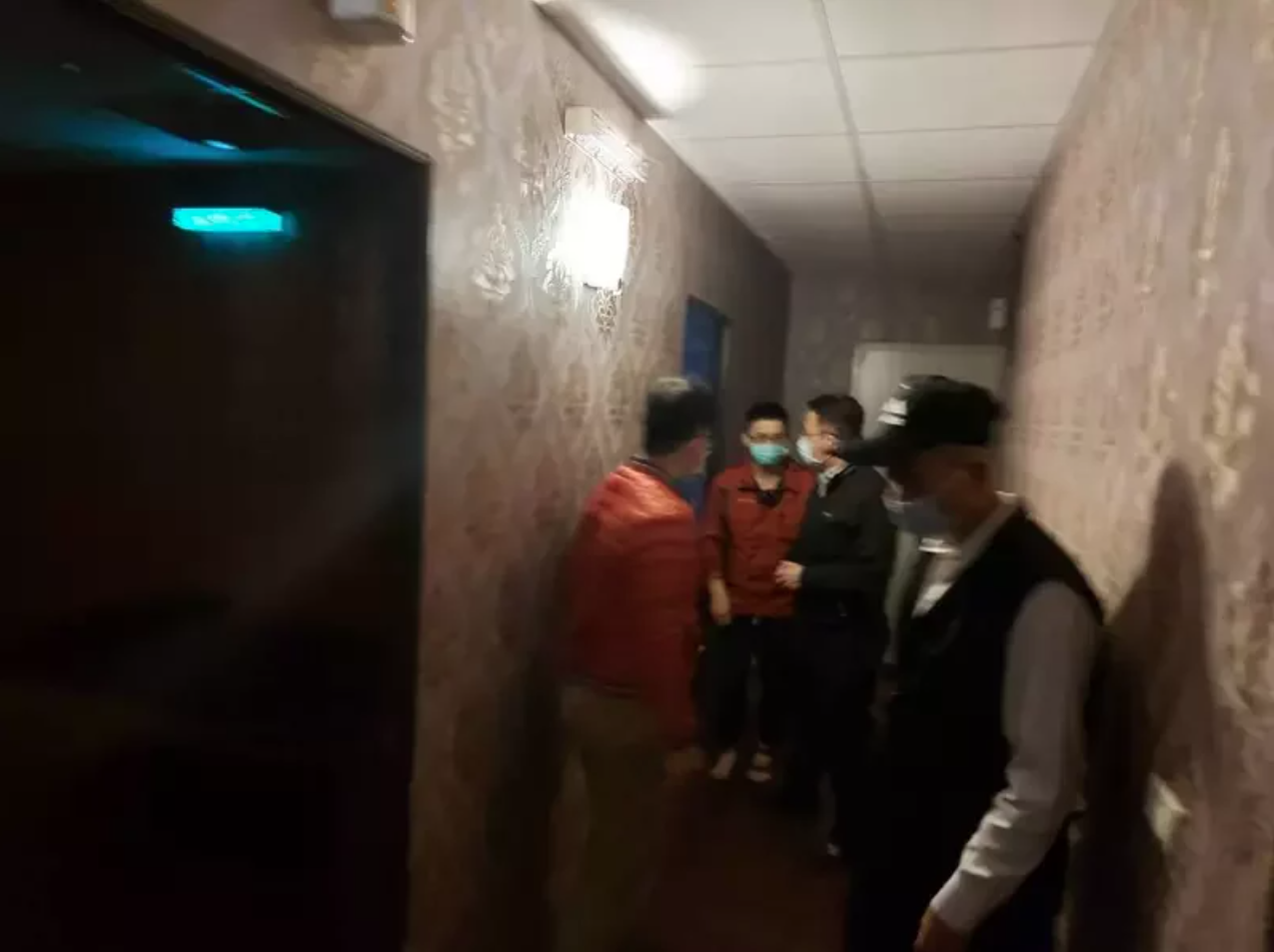 警方持搜索票進入養生館查緝，當場查獲從事半套性交易的2男2女。（翻攝畫面）