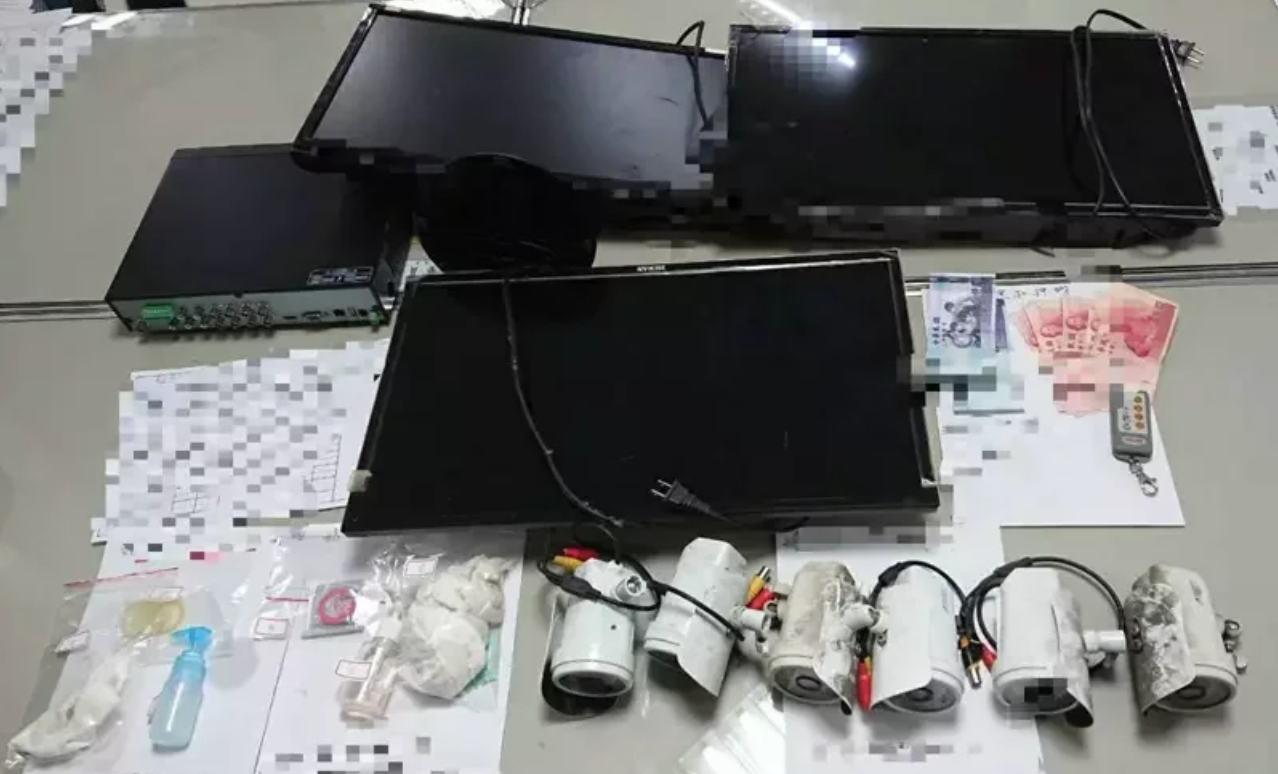 警方查扣保險套、潤滑液等證物。（翻攝畫面）