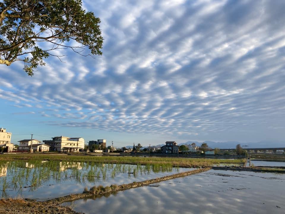宜蘭在地震前2天疑似出現「地震雲」，被民眾拍下並上傳到網路上，引發熱烈討論。（翻攝自臉書社團「宜蘭知識+」)