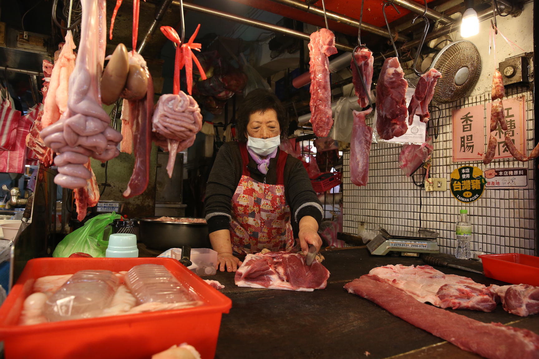 濱江市場「肉良」專賣宜蘭黑毛豬。