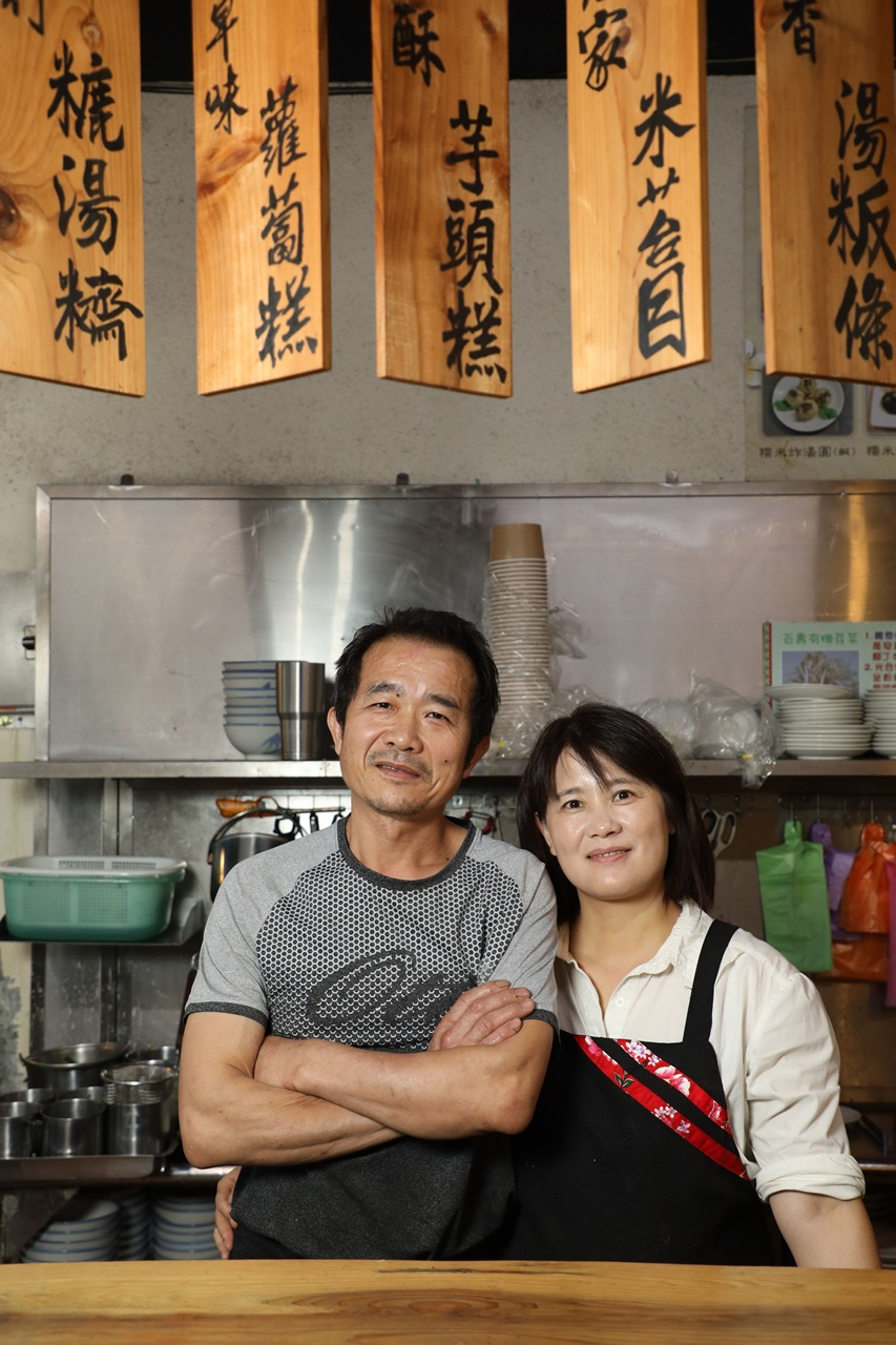 老闆翁文耀（左）、太太陳淑綺（右）是客家人，回鄉將客家米食發揚光大。