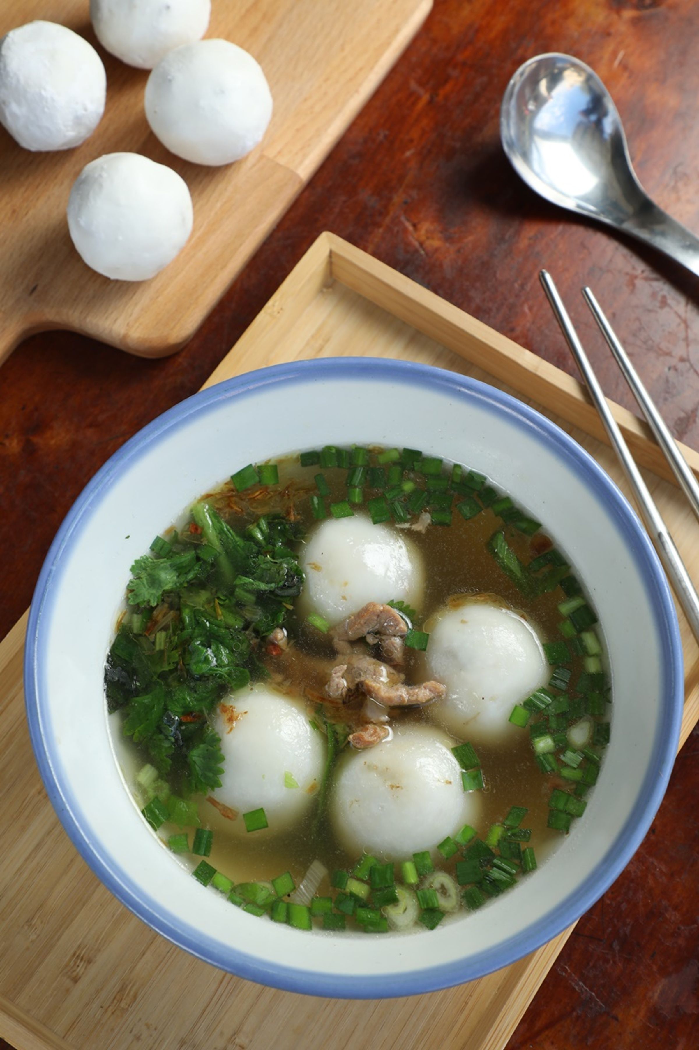 冬天來吃「客家大湯圓」有加茼蒿，放上炒豬肉添香惹味。（80元／碗）