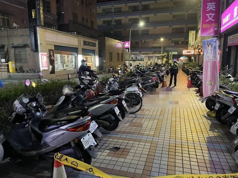 擔任教師的吳姓夫妻行經新北市一處大樓，丈夫卻遭一名墜樓輕生的女子壓傷命危。（翻攝畫面）