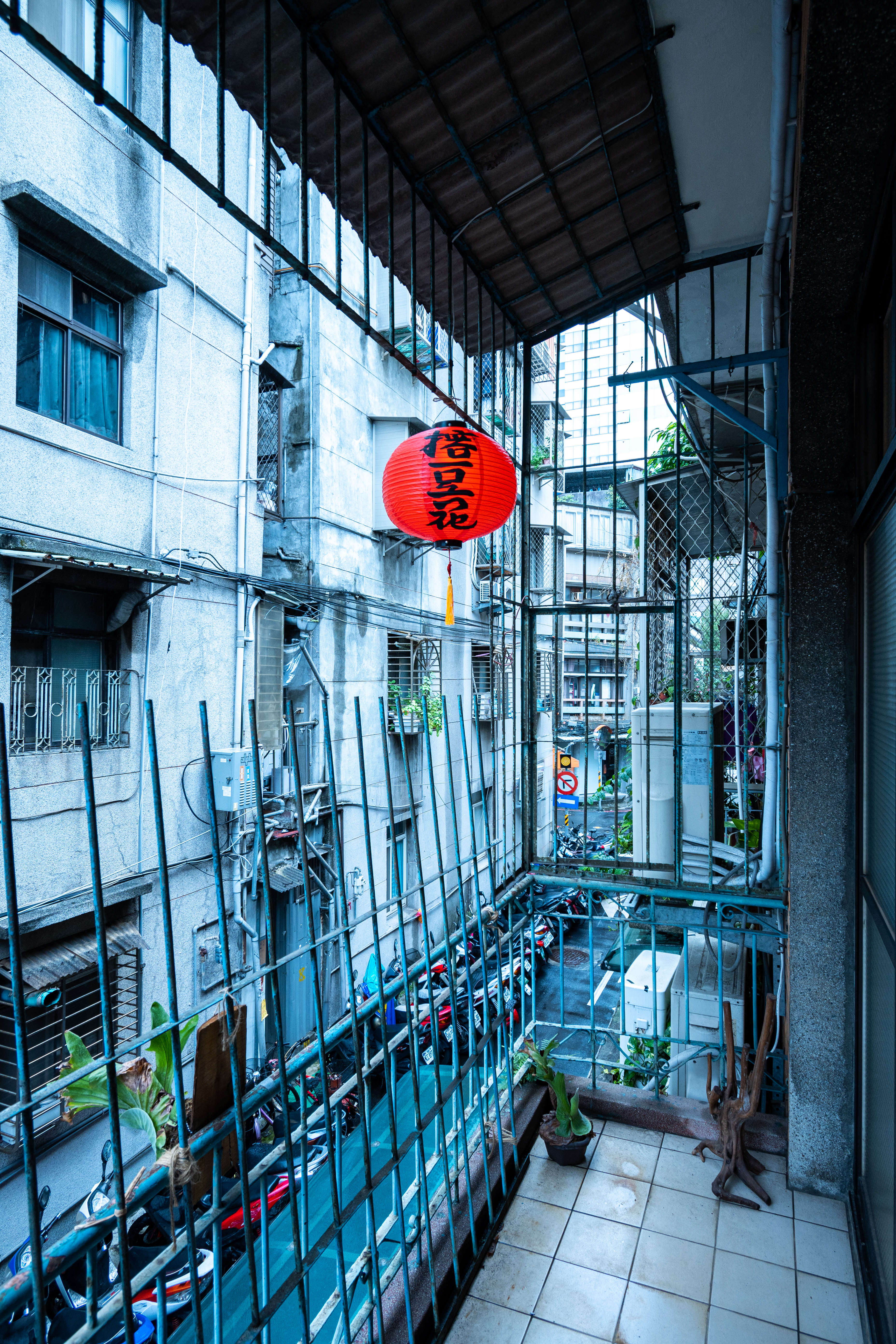 寫上店名的紅燈籠掛在陽台上，為客人指路。