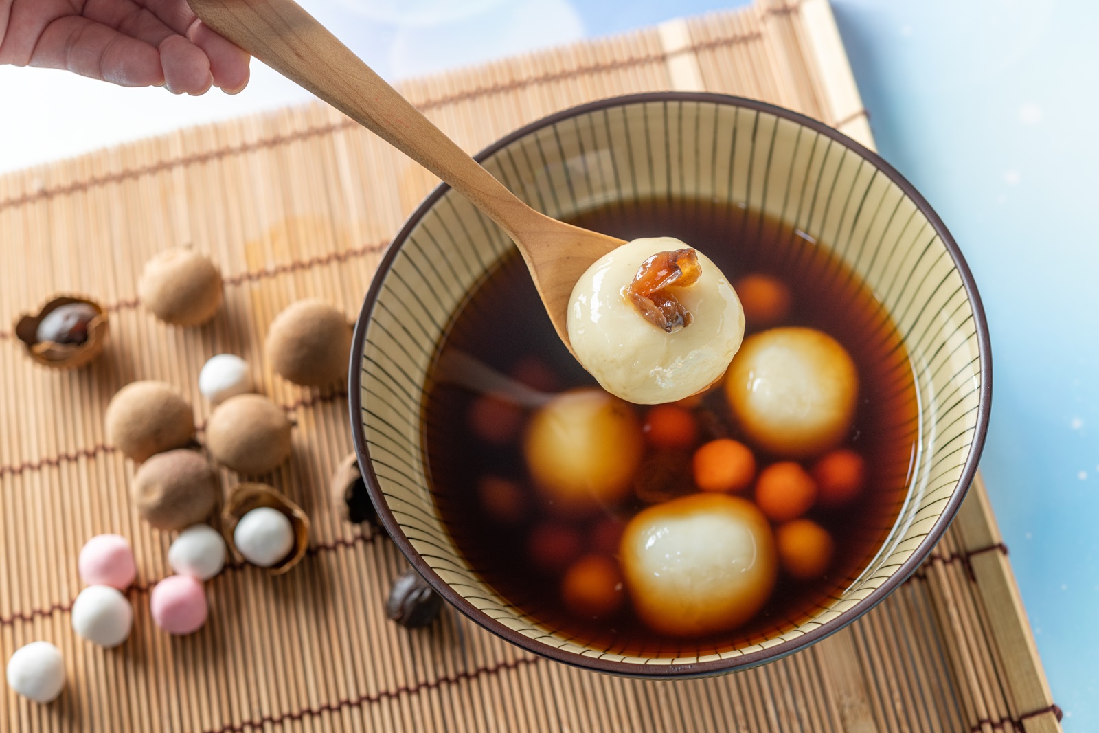 「黑糖桂圓綜合湯圓」是寵妻口味，很多人會跑來買給太太或女友喝。（60元／碗）