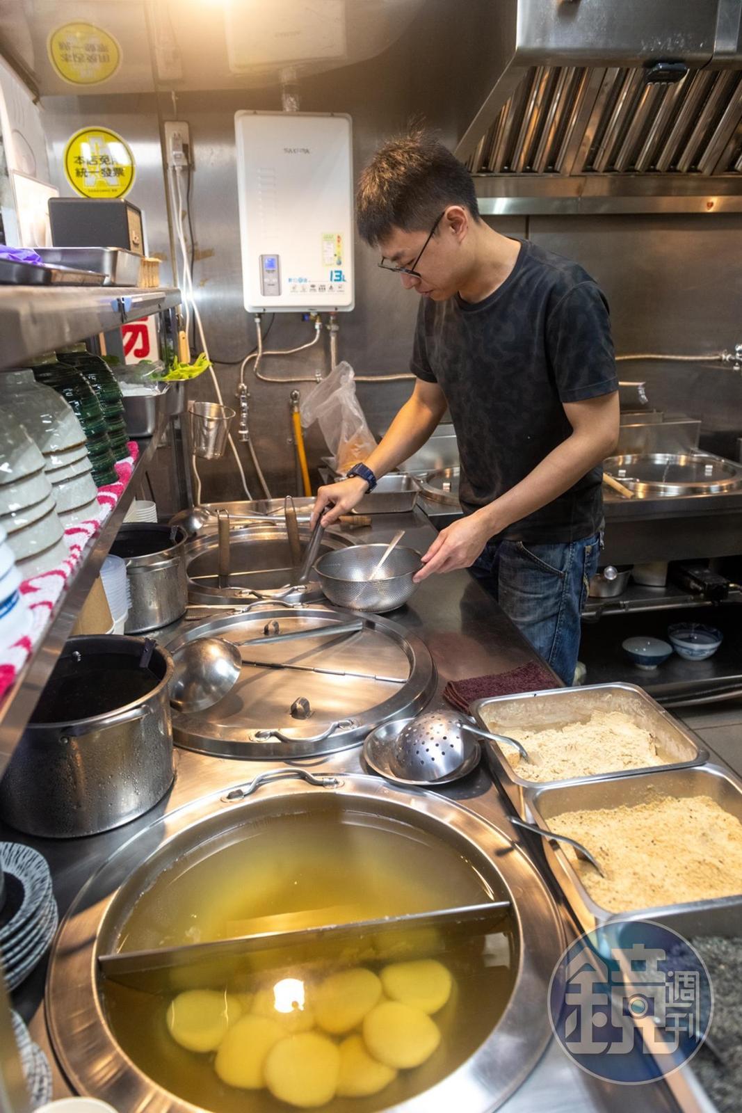 為了推廣自家生湯圓，謝政家想到提供現煮湯圓，讓食客能坐在攤前享用。