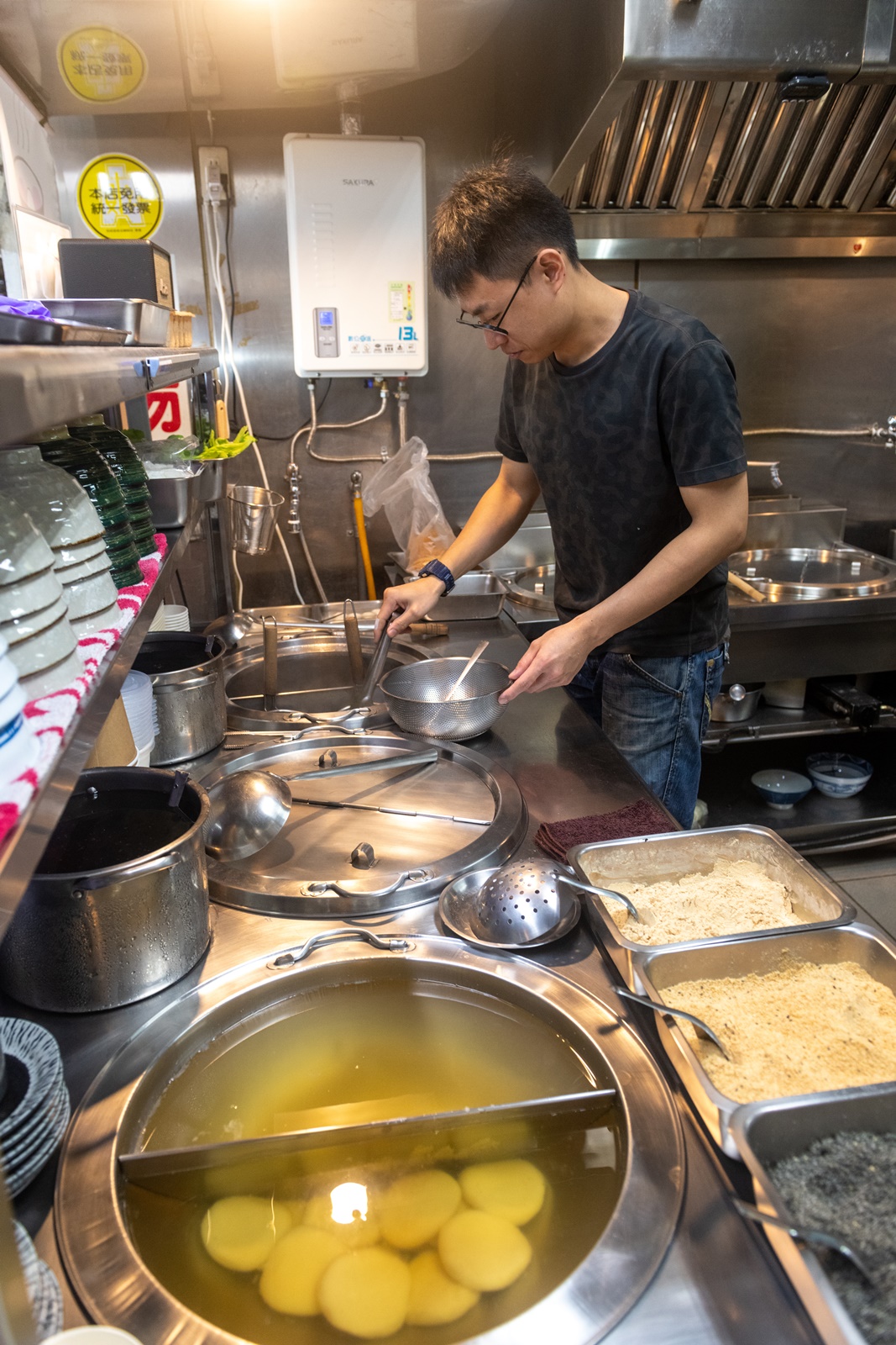 為了推廣自家生湯圓,謝政家想到提供現煮湯圓,讓食客能坐在攤前享用。