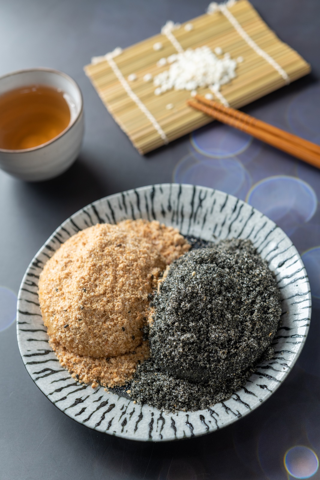 「燒麻糬」撒滿花生粉、芝麻粉,有淡淡米香,不卡喉。(50元/份)