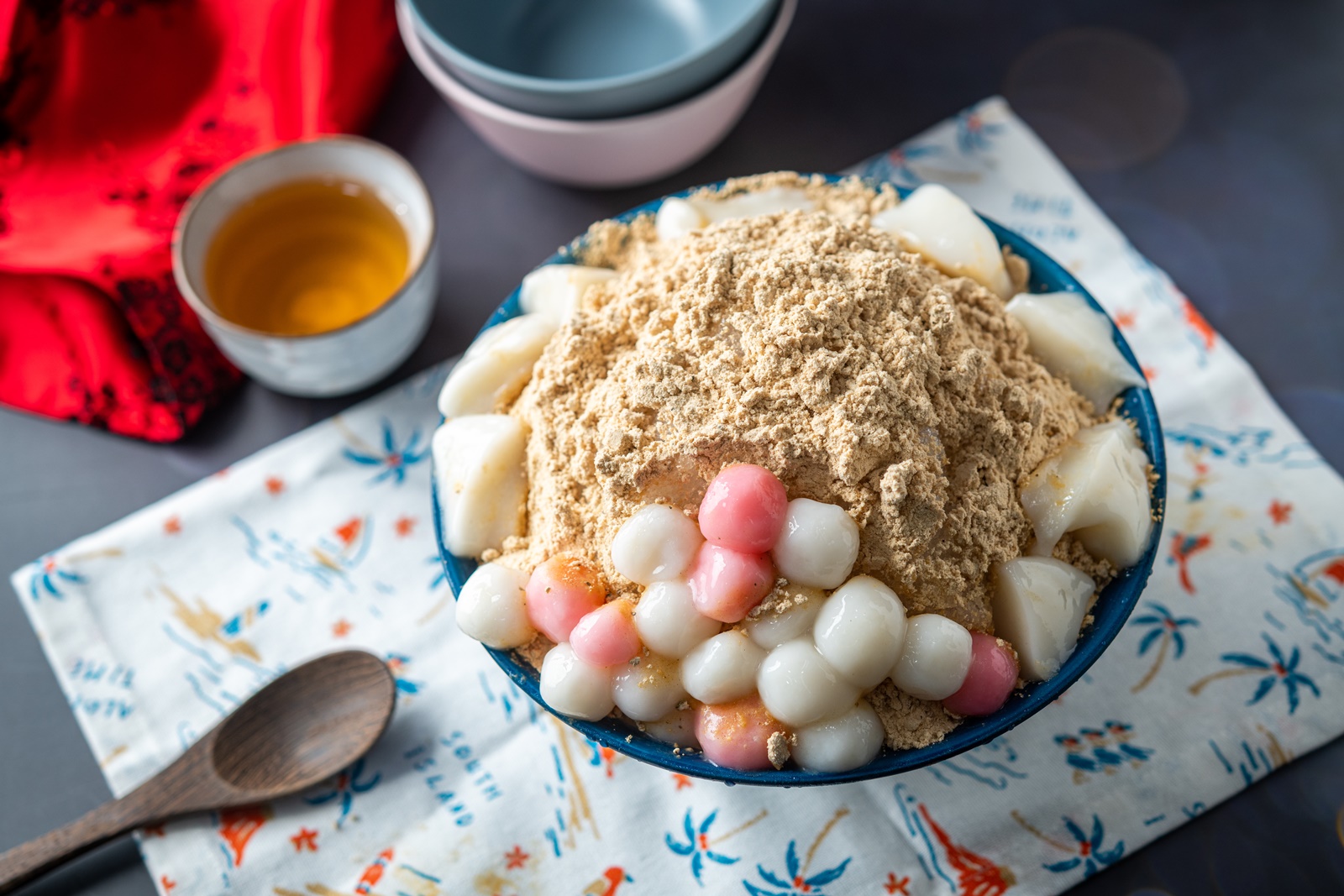 為了讓燒麻糬夏天能多露臉,故剪成小塊發想出「桂花麵茶麻糬冰」,配紅白小湯圓,很有飽足感。(60元/碗,夏季限定)