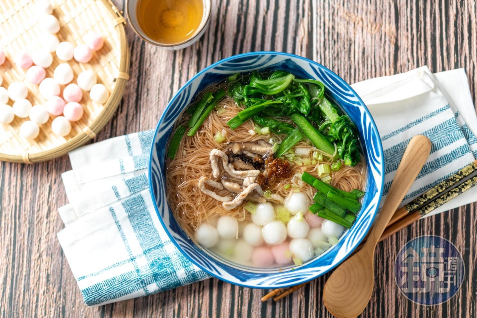 鹹食「雞絲麵」也能加點紅白小湯圓，將湯圓應用到極致。（60元／碗，紅白小湯圓另加20元）