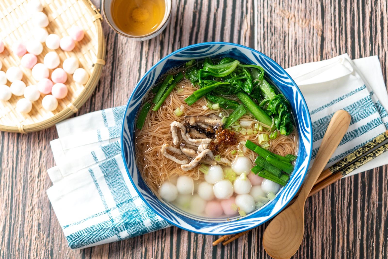 鹹食「雞絲麵」也能加點紅白小湯圓,將湯圓應用到極致。(60元/碗,紅白小湯圓另加20元)