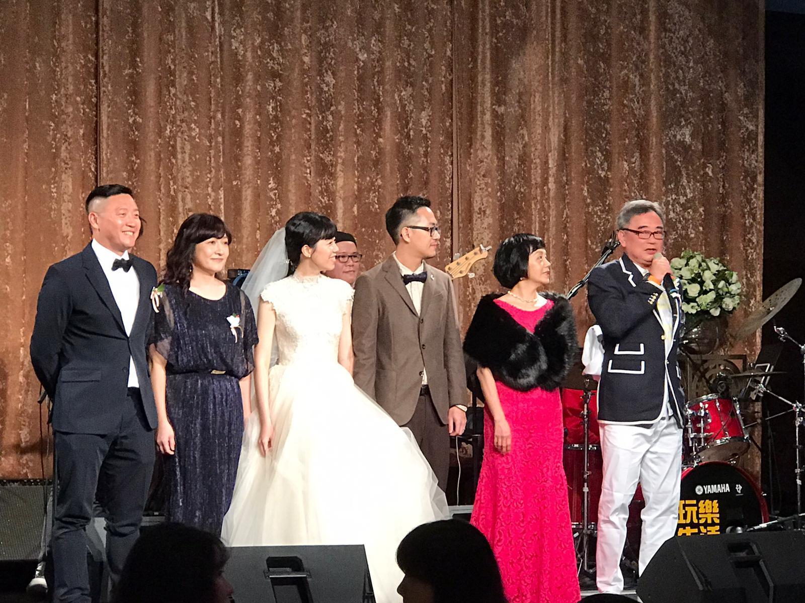 陳昇（右1）的35歲獨子（右3）迎娶美嬌娘，僅邀請至親好友出席。（讀者提供）