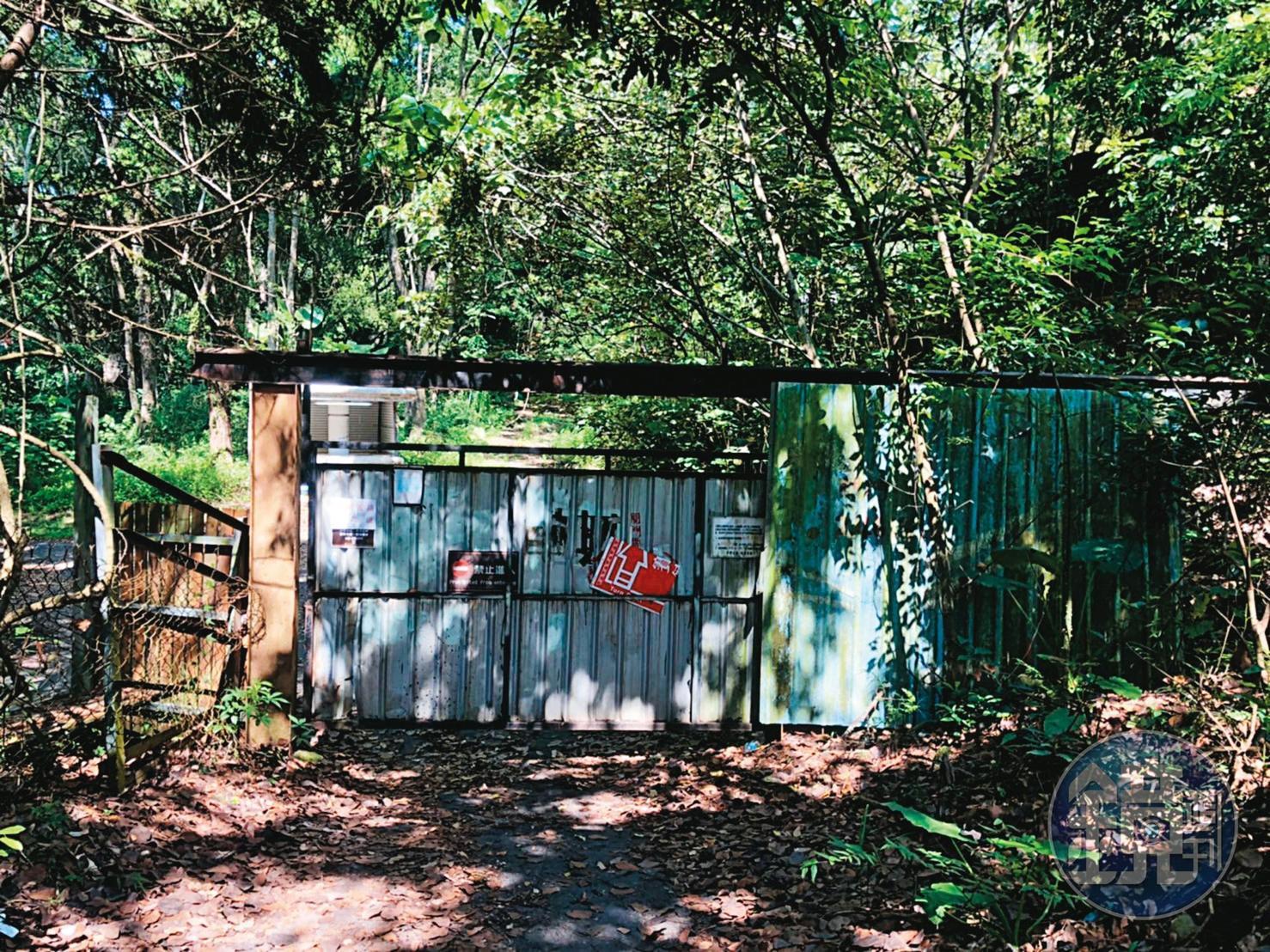 泰雅渡假村私設鐵門,擋住部落居民上山務農的道路。(讀者提供)