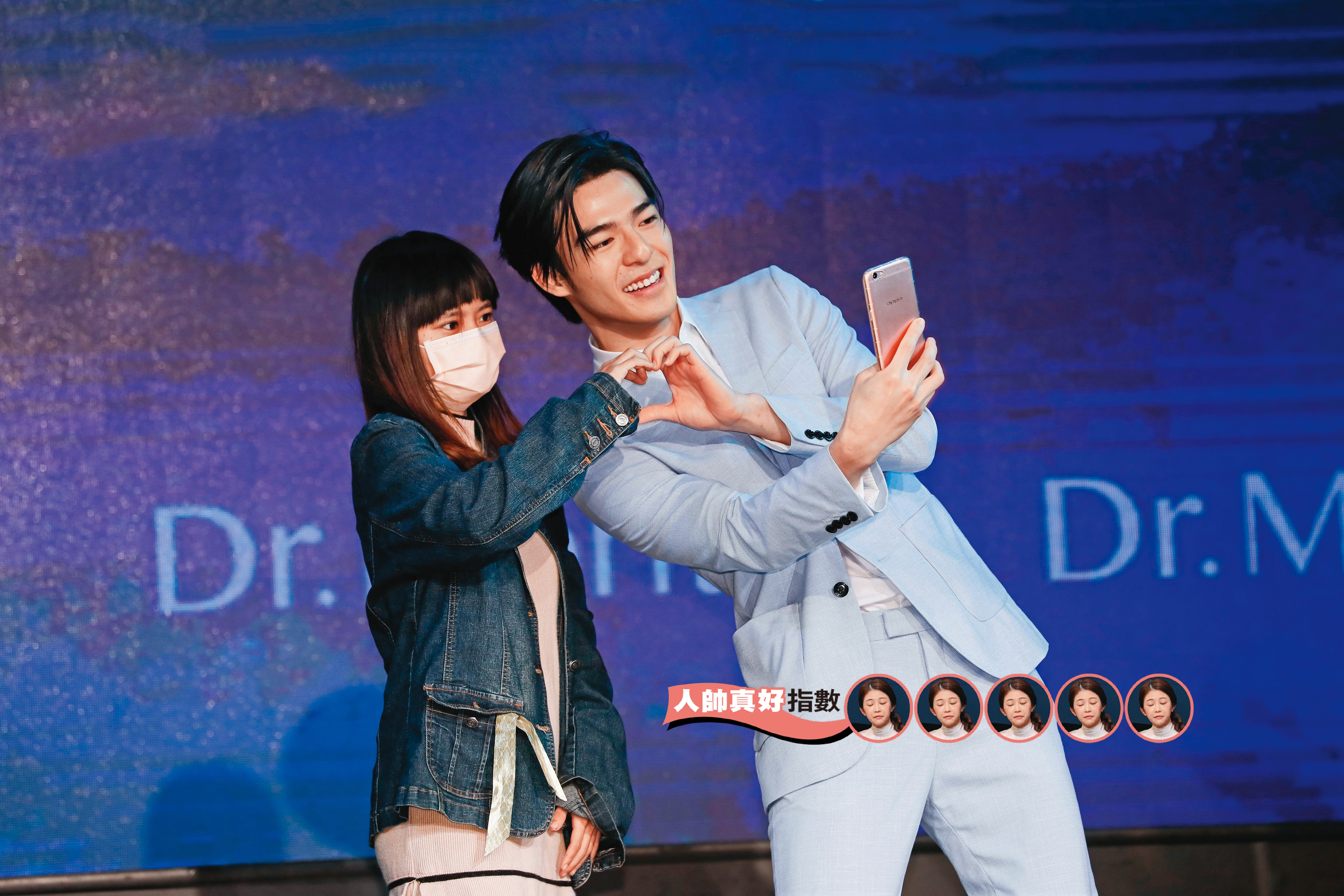 陳昊森（右）與女粉（左）同框自拍，欸欸欸，那個手指貼手指比愛心是怎麼回事？（瞪）自居陳太太的小編怒了！