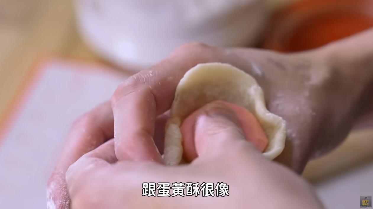 利用虎口的力量,像是包蛋黃酥一樣,慢慢旋轉把油酥包進去。(厭世甜點店授權提供)